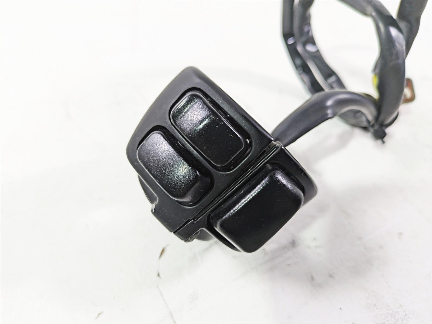 2004 Harley FLSTCI Softail Heritage Left Hand Control Switch 71682-06A 71685-06A {{ shop.shopifyCountryName }} - Mototech271