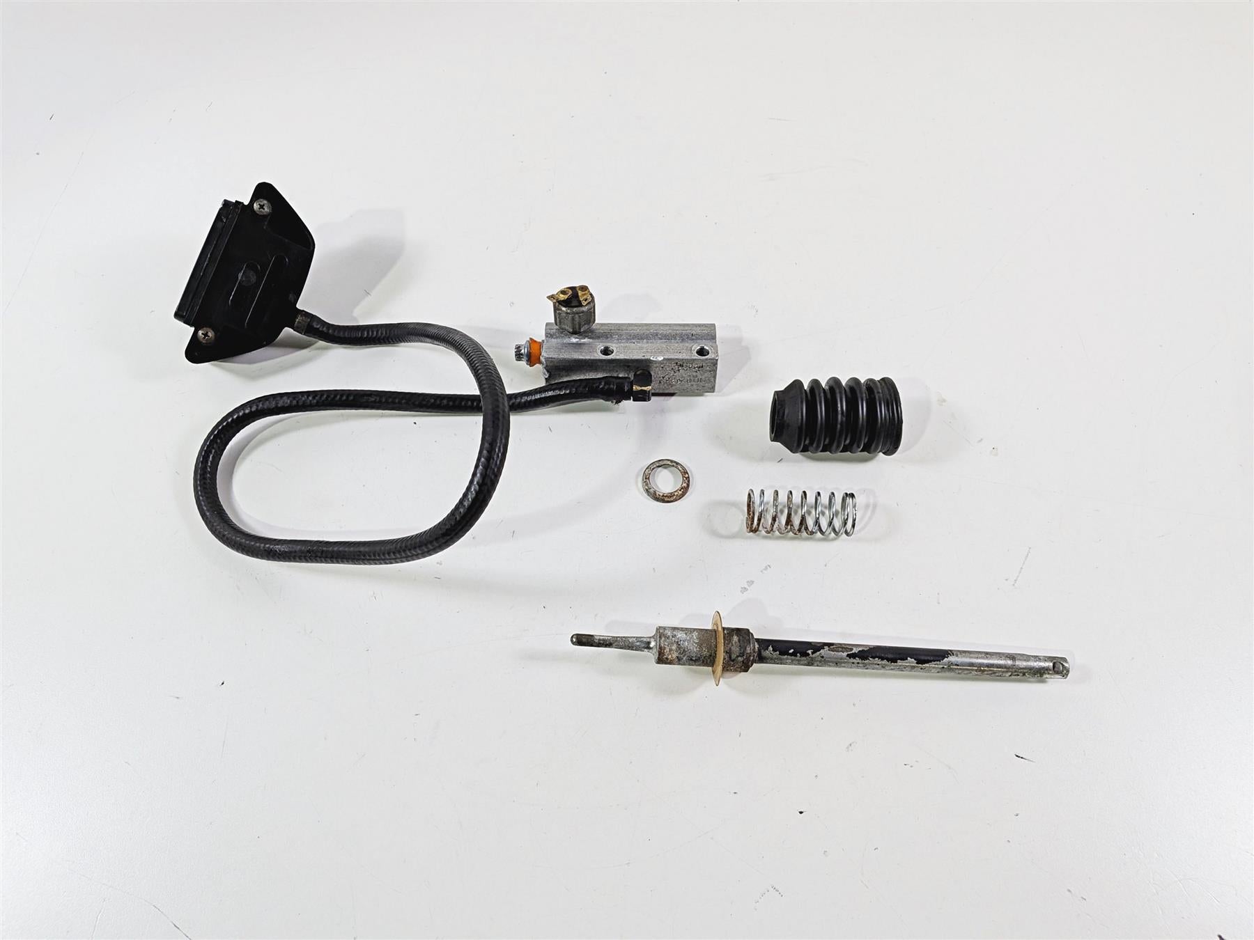 1990 Harley Touring FLHTC Electra Glide Rear Brake Master Cylinder 41755-86 {{ shop.shopifyCountryName }} - Mototech271