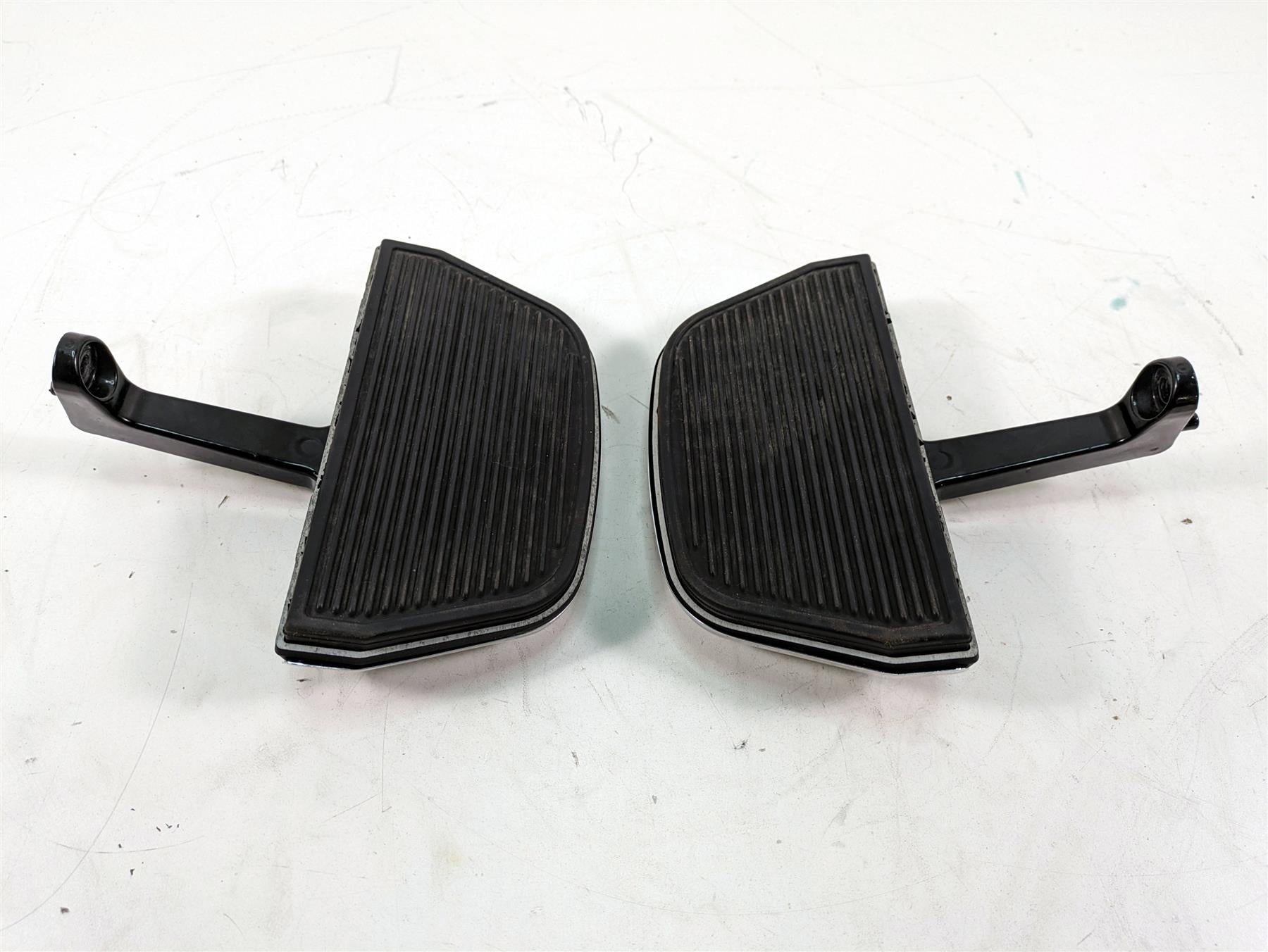 2006 Harley Touring FLHTCUI Electra Glide Passenger Floor Board Set 52719-93B {{ shop.shopifyCountryName }} - Mototech271