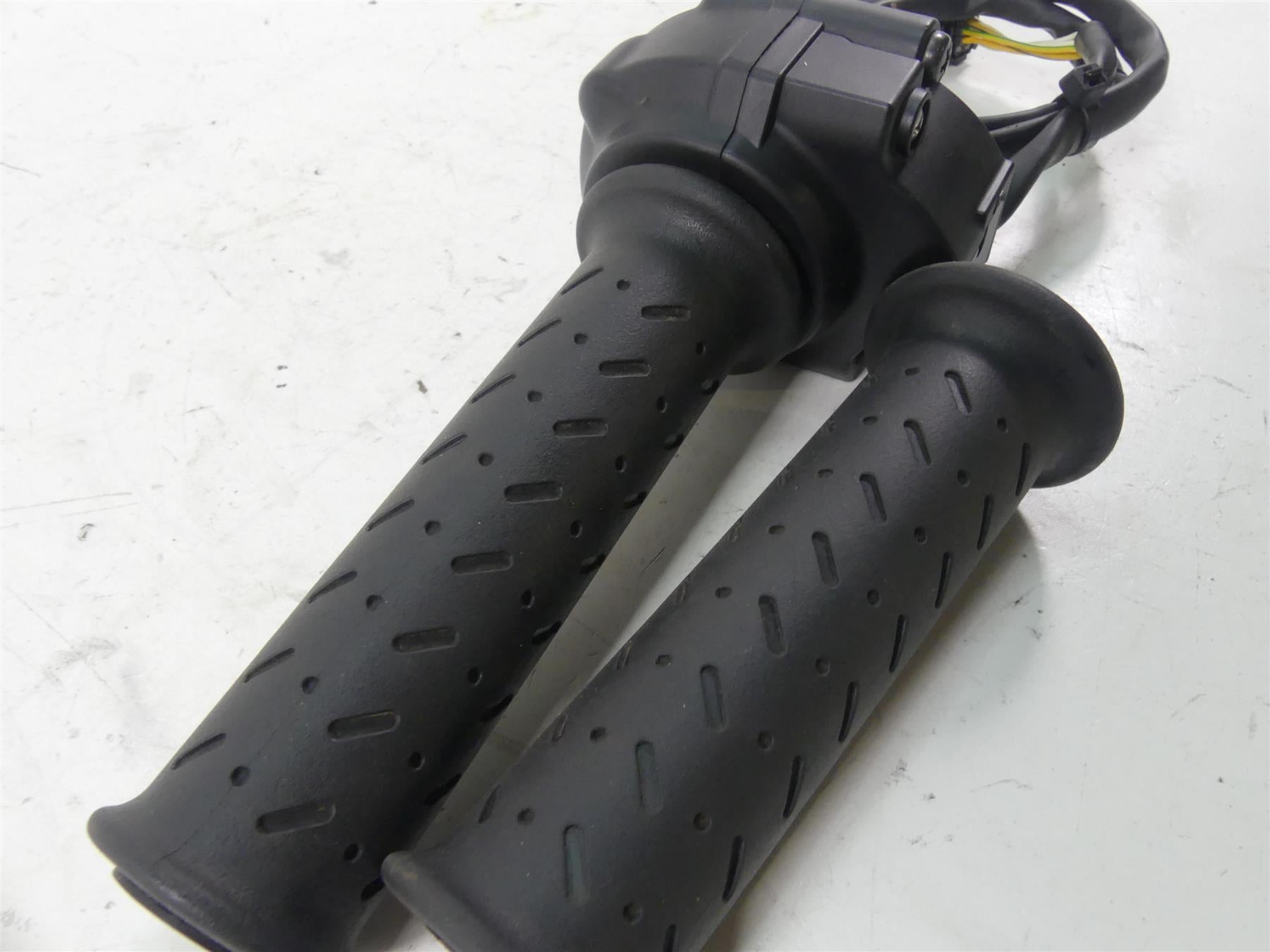 2017 Triumph Thruxton 1200 R Fly Ride By Wire Throttle Grip Handle Set T2044045 {{ shop.shopifyCountryName }} - Mototech271
