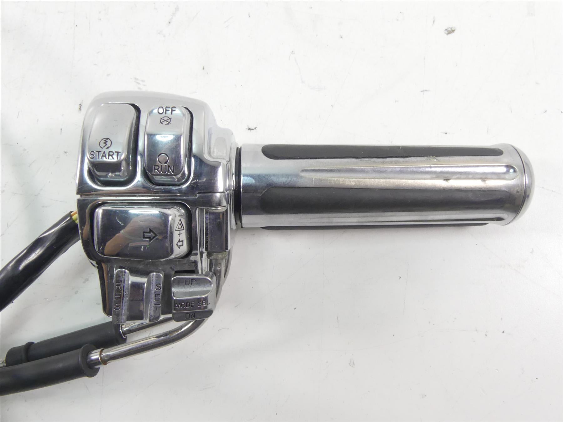 2005 Harley Touring CVO FLHTC SE Electra Glide Right Control Switch 71589-96B {{ shop.shopifyCountryName }} - Mototech271