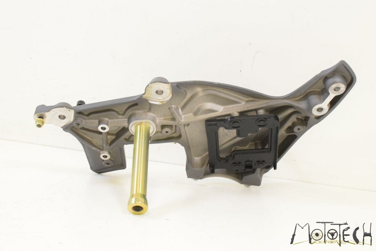 2019 Indian Scout Right Center Frame Plate Bracket 5139625-650 {{ shop.shopifyCountryName }} - Mototech271