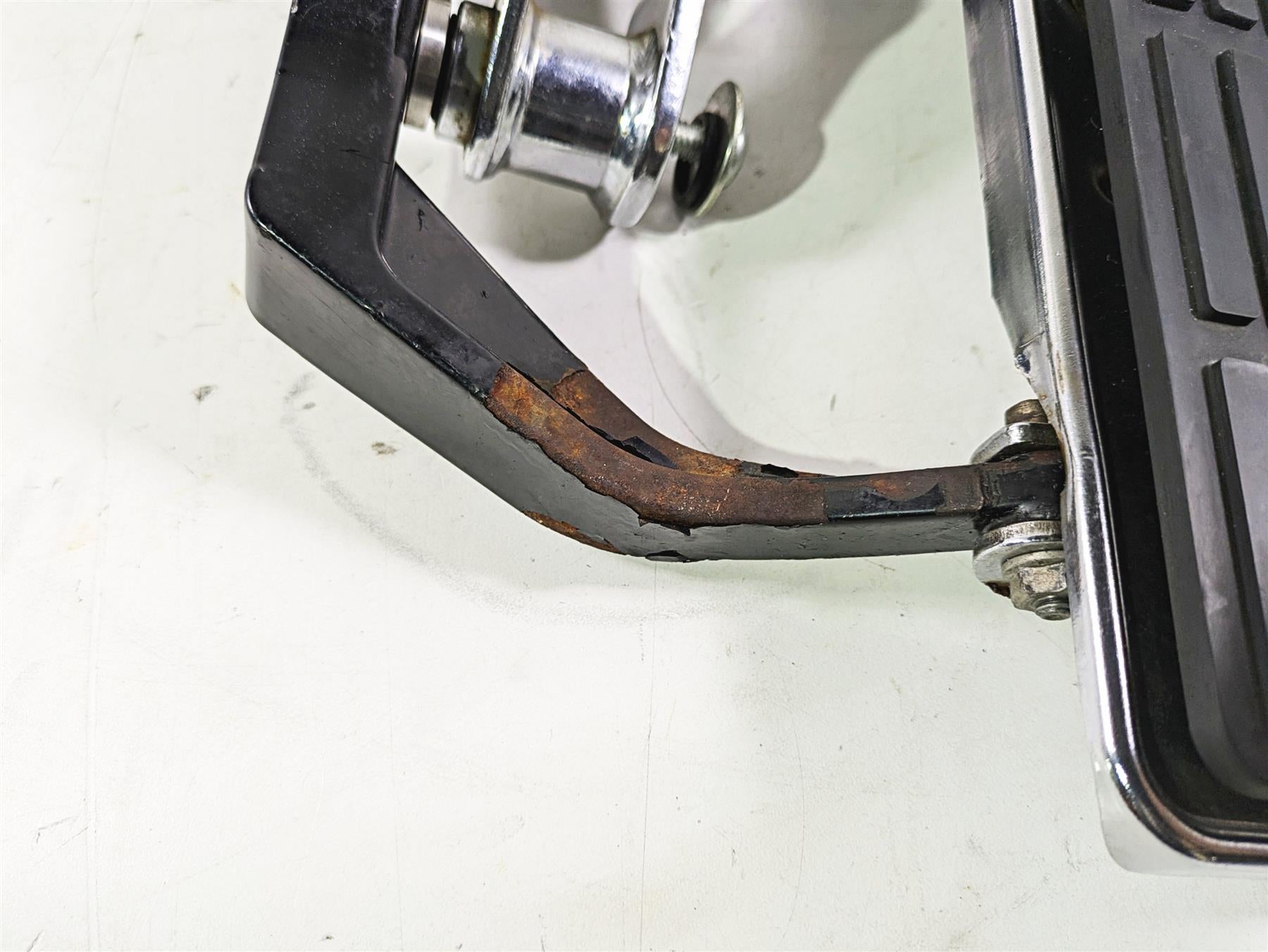 2004 Harley FLSTCI Softail Heritage Front Right Floor Board & Brake 50600026 {{ shop.shopifyCountryName }} - Mototech271
