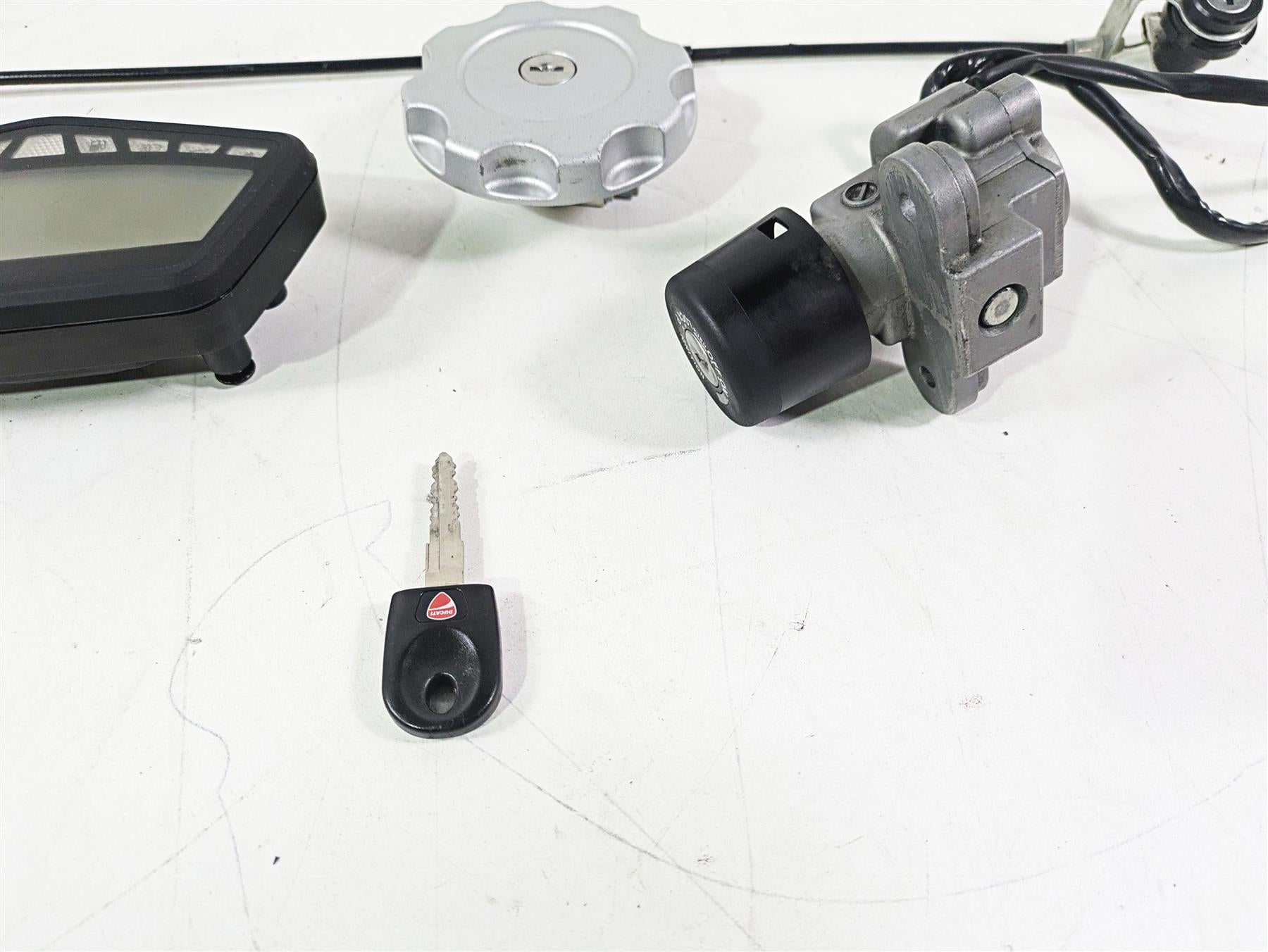 2015 Ducati Hypermotard 821 SP Speedometer Ignition Switch Key 17k Set 40610951F {{ shop.shopifyCountryName }} - Mototech271