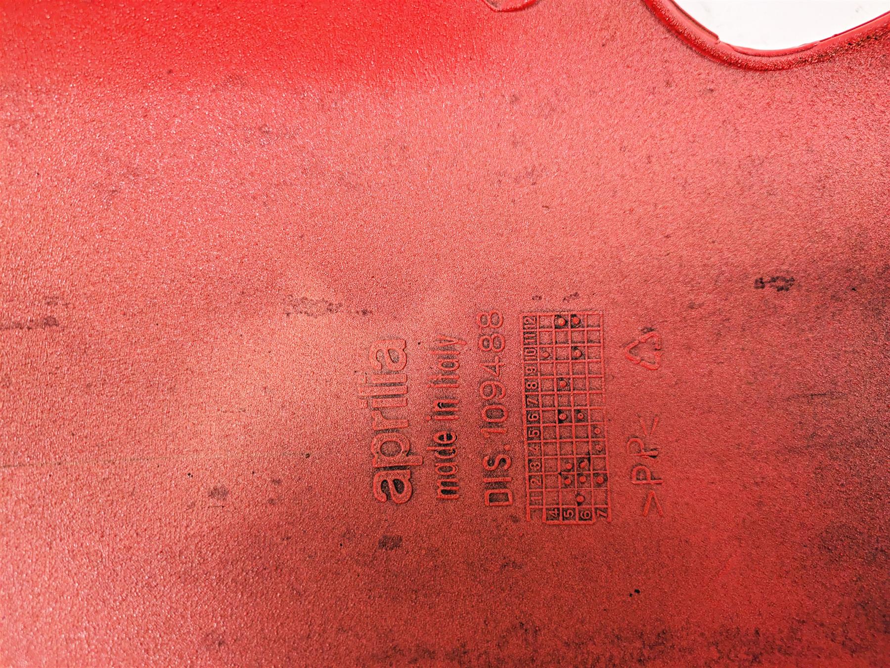 2008 Aprilia RSVR 1000 Factory Front Fender Red AP8156325 {{ shop.shopifyCountryName }} - Mototech271