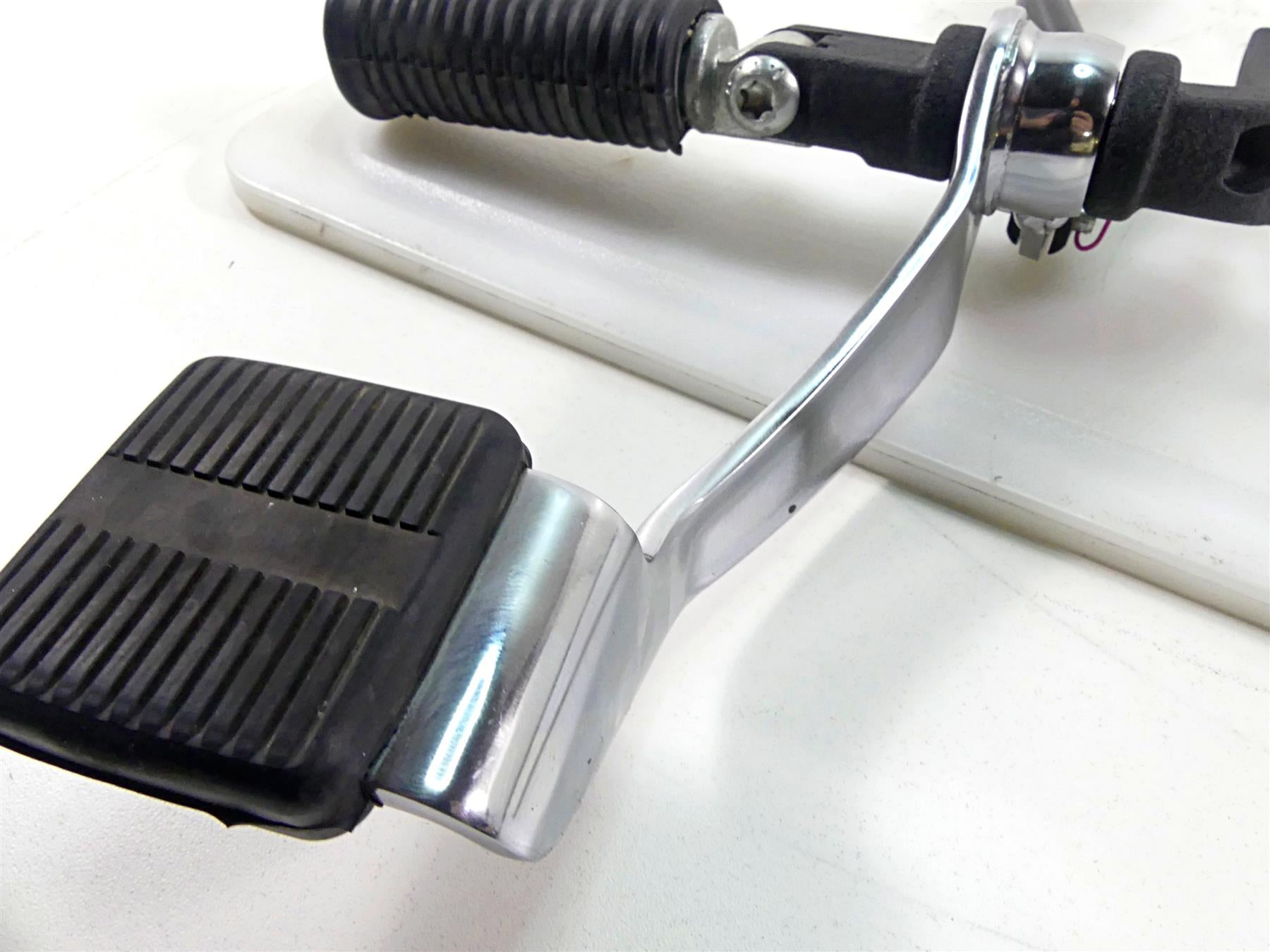 2010 Harley FXDF Dyna Fat Bob Front Right Oem Forward Footpeg Br Pedal 42481-03 {{ shop.shopifyCountryName }} - Mototech271