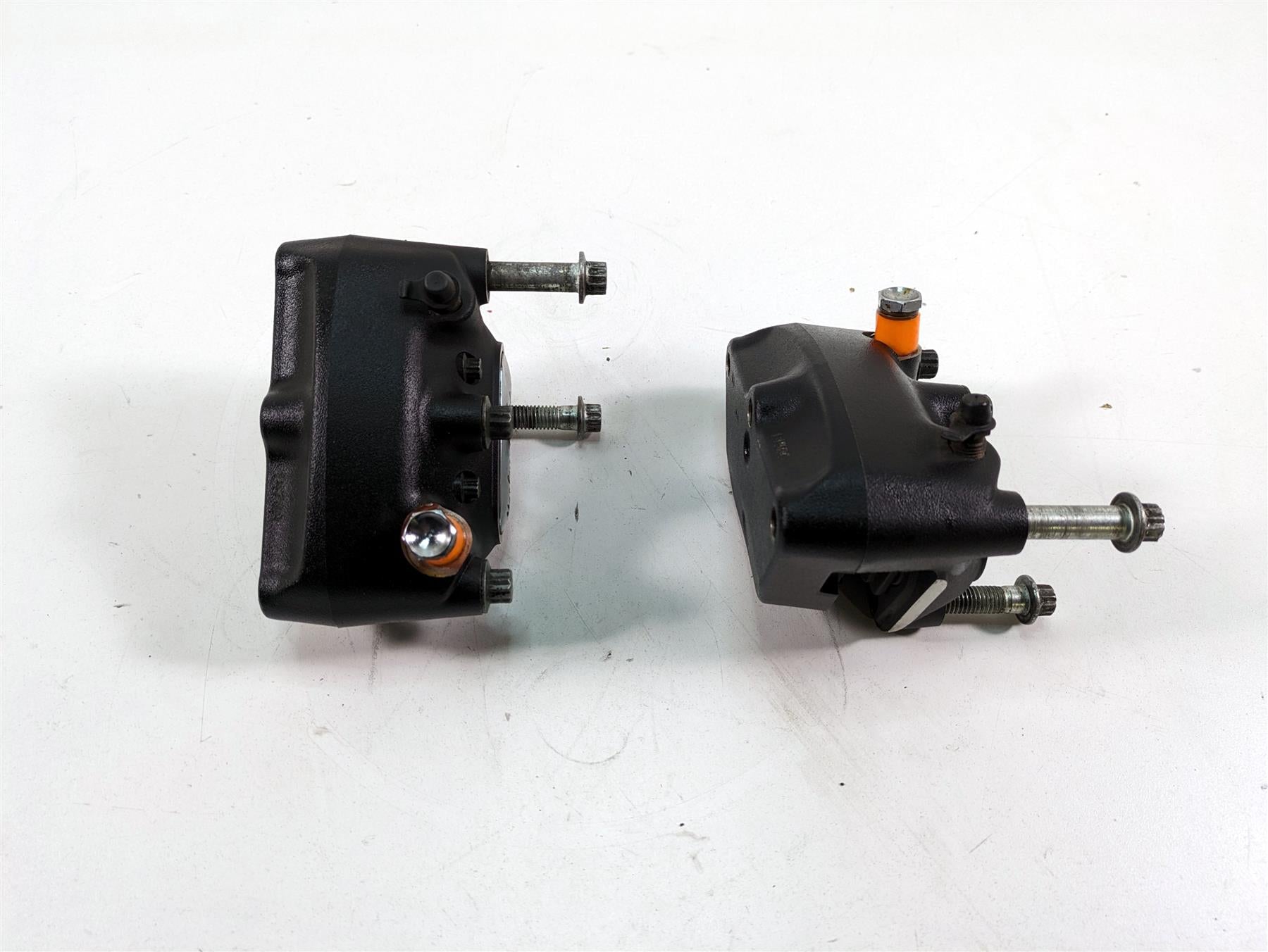 2000 Harley Dyna FXDL Low Rider Front Brake Caliper Set 44023-00C 44046-00D {{ shop.shopifyCountryName }} - Mototech271