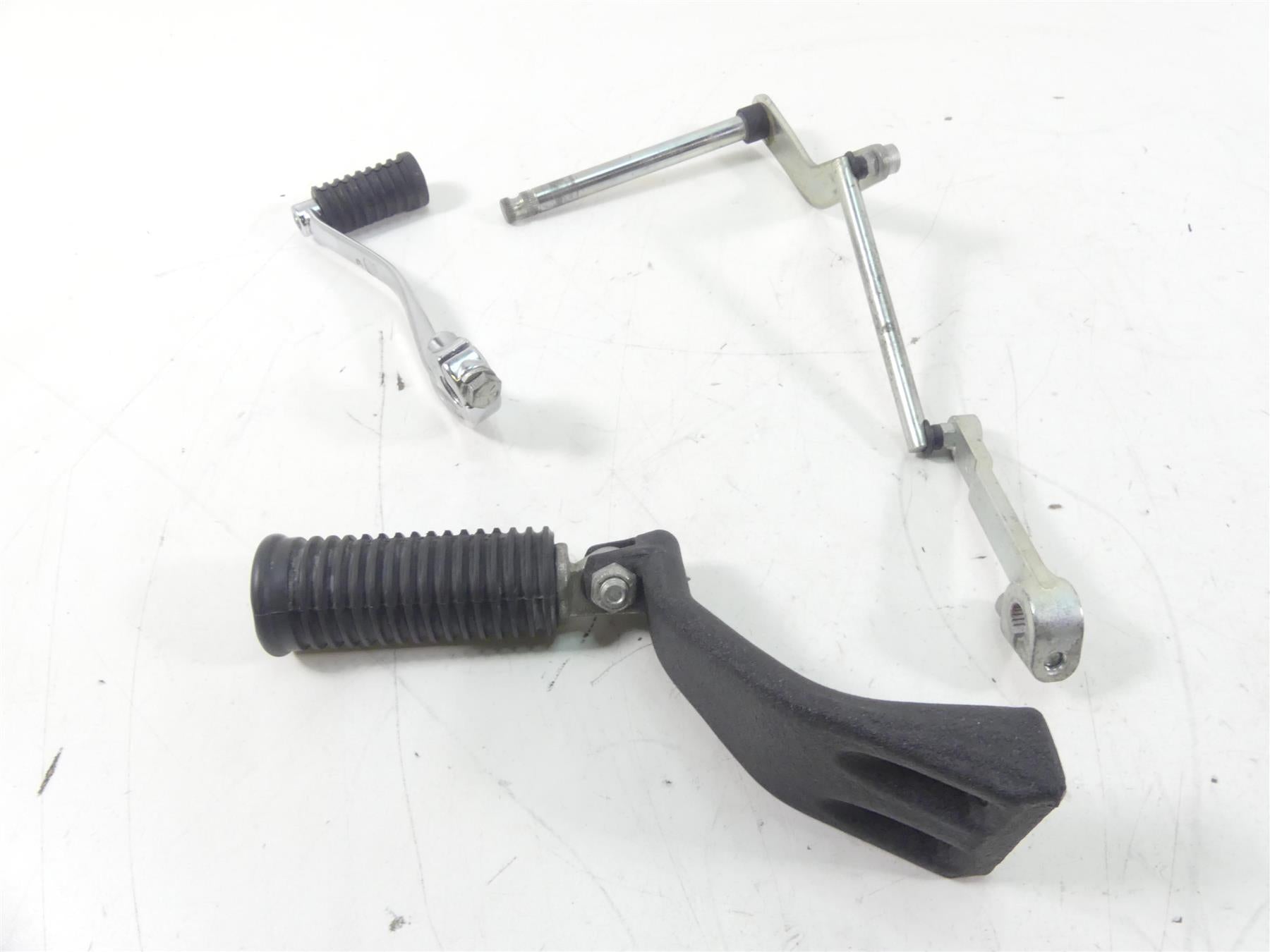 2009 Harley FXDF Dyna Fat Bob Front Left Mid Foot Control & Shifter 50667-07 {{ shop.shopifyCountryName }} - Mototech271