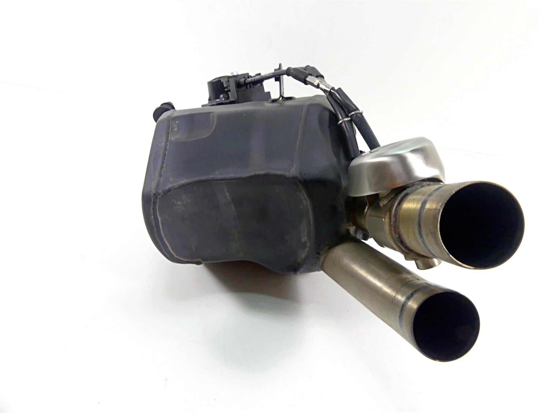 2022 Triumph Speed Triple 1200 RS Center Exhaust Chamber & Servo Motor T2209601 {{ shop.shopifyCountryName }} - Mototech271