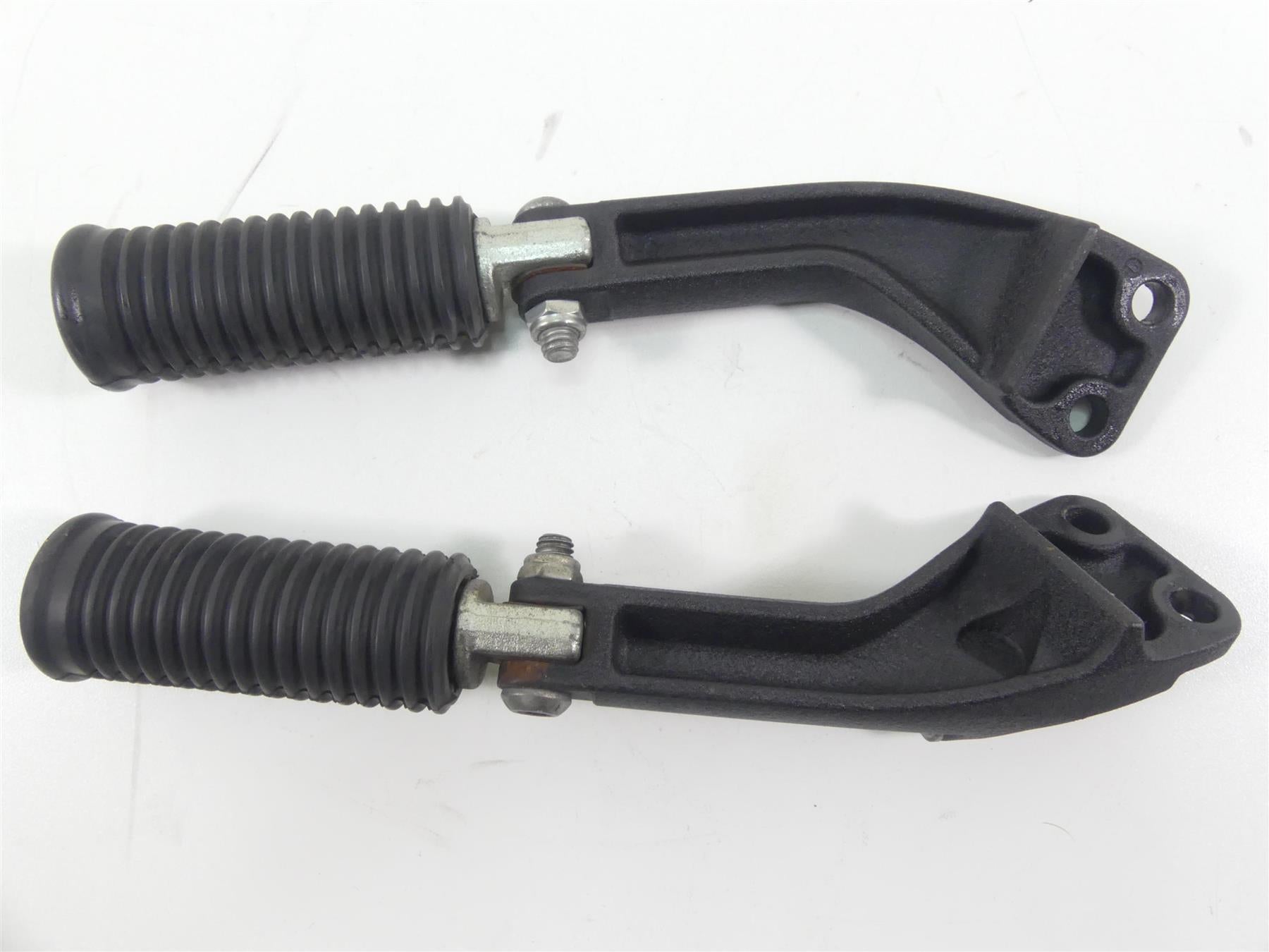 2016 Harley FXDL Dyna Low Rider Rear Passenger Foot Peg Set 49224-06A 49230-06 {{ shop.shopifyCountryName }} - Mototech271