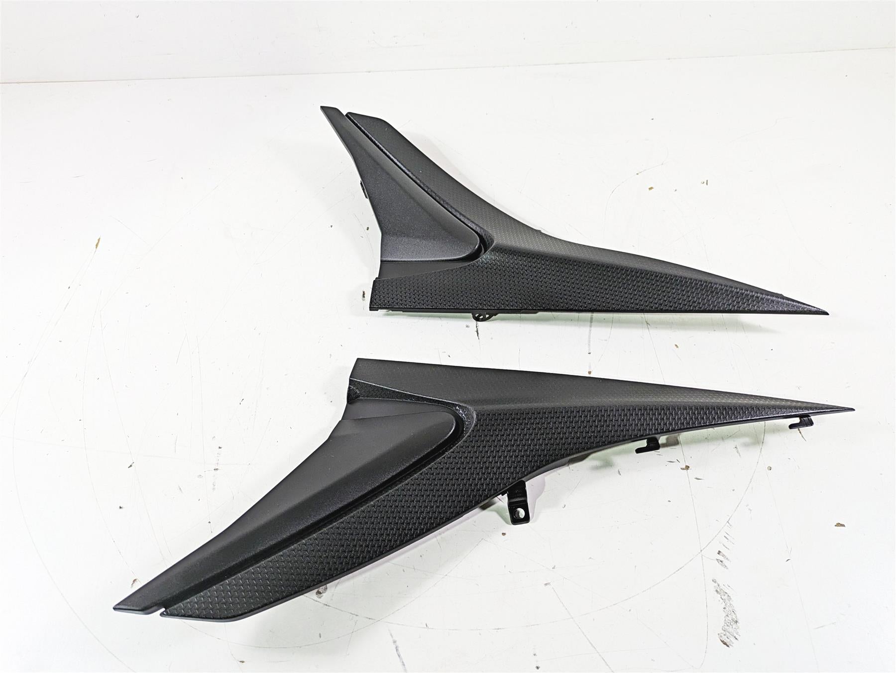 2021 Aprilia RS660 Under Seat Infill Cover Fairings 2B006645 L 2B006646 {{ shop.shopifyCountryName }} - Mototech271