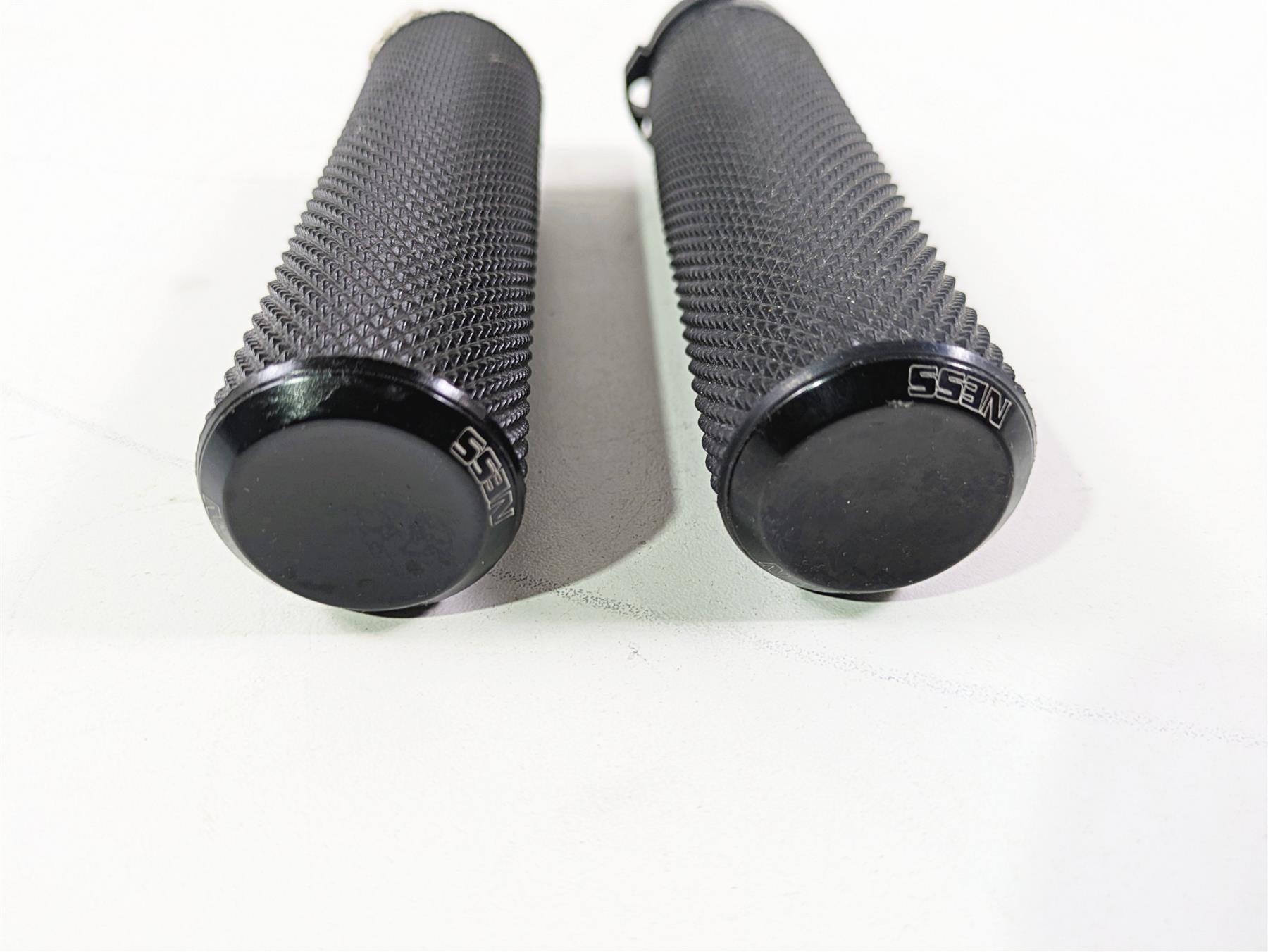 2002 Big Dog Pitbull Harley 1" Bar Arlen Ness Fusion Hand Grip Set 405-0553 {{ shop.shopifyCountryName }} - Mototech271