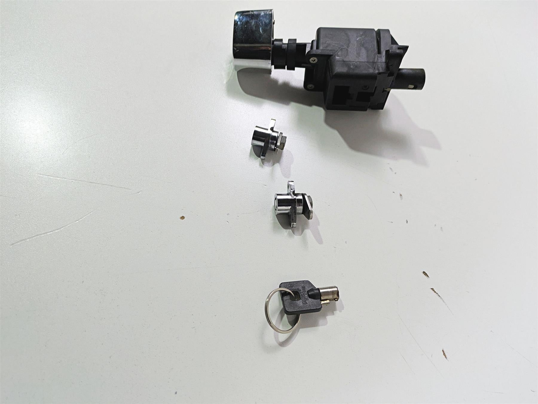 2009 Harley Touring FLHX Street Glide Ignition Switch Key Lock Set 71572-06 {{ shop.shopifyCountryName }} - Mototech271