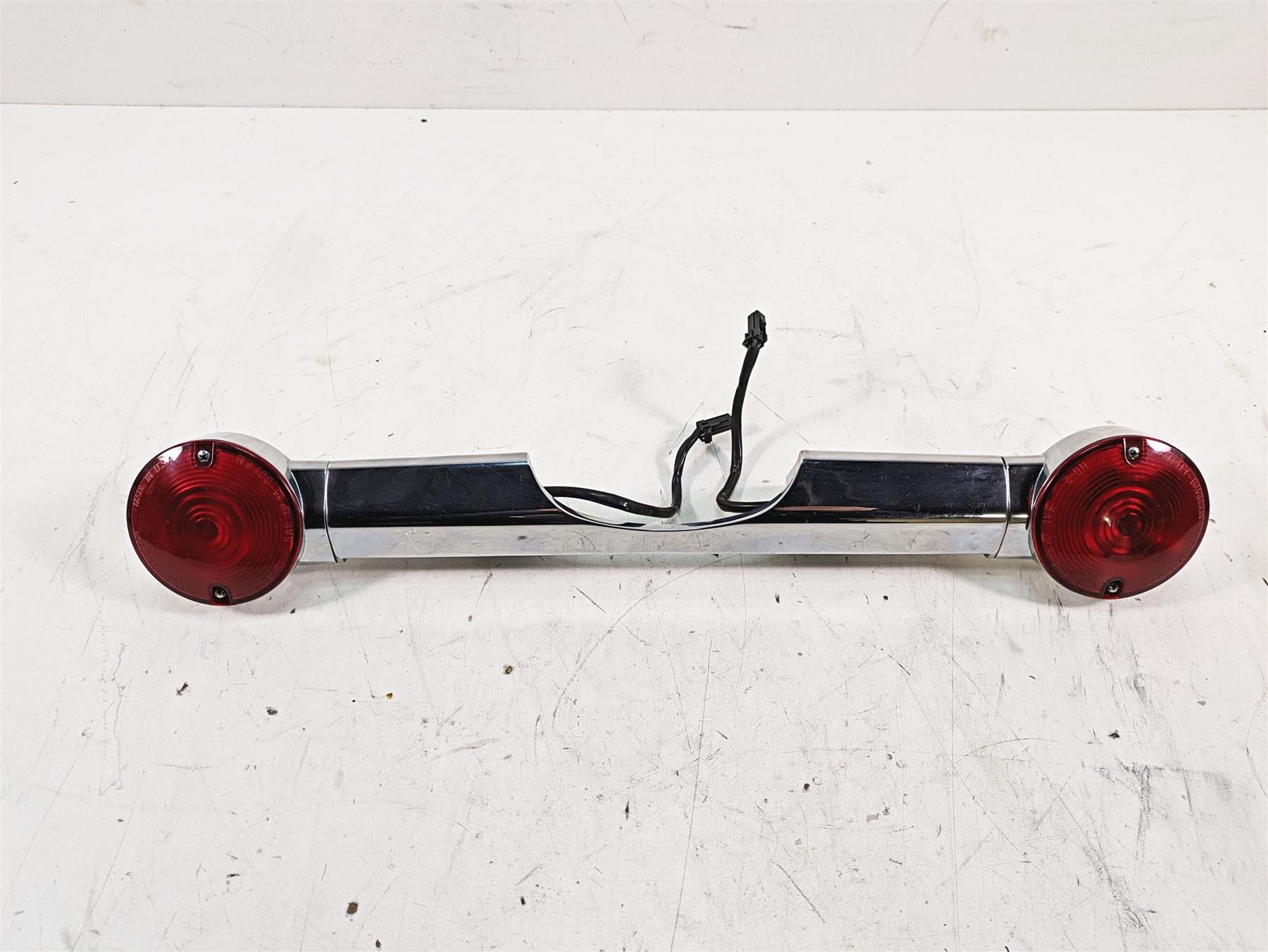 2009 Harley Touring FLHTCU Electra Glide Rear Blinker Turn Signal Bar 68510-74C | Mototech271