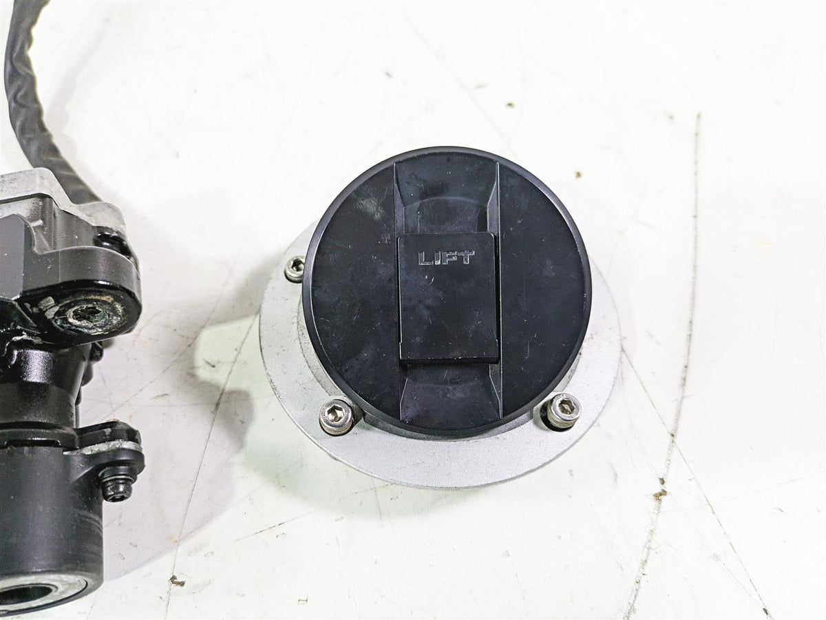 2016 Suzuki GSXR1000 Ignition Switch Key Lock Tank Cap Set 37101-40823 {{ shop.shopifyCountryName }} - Mototech271