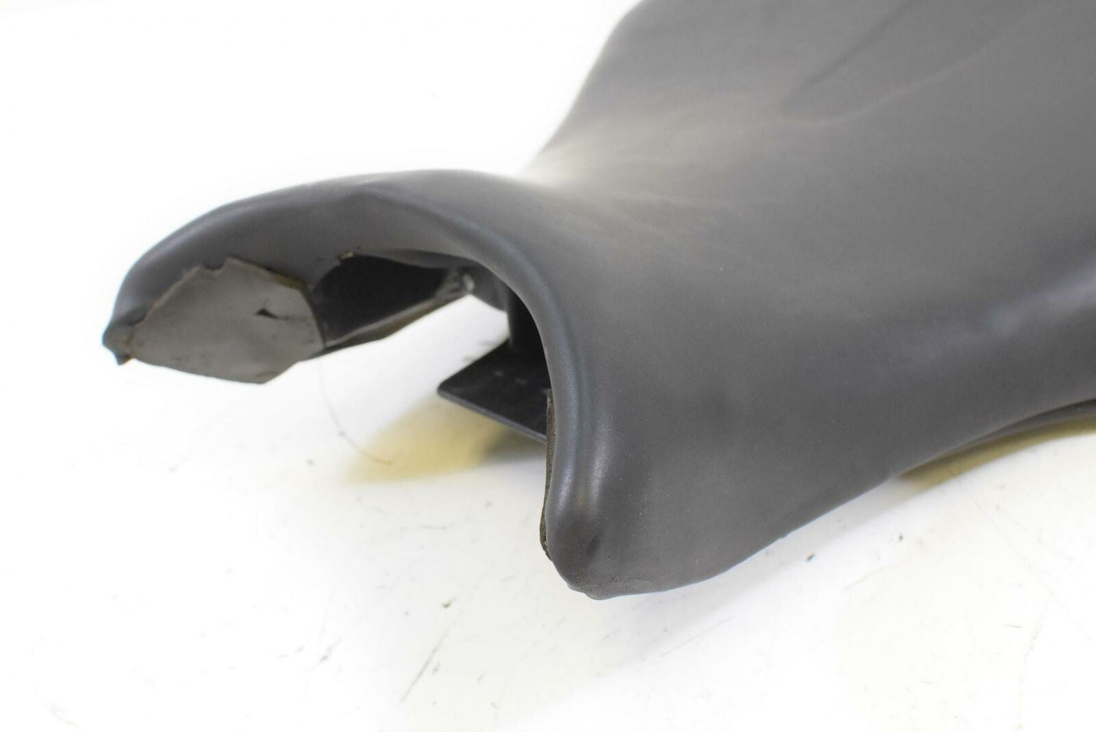2009 Triumph Daytona 675 Front Rider Driver Seat Saddle T2306402 {{ shop.shopifyCountryName }} - Mototech271