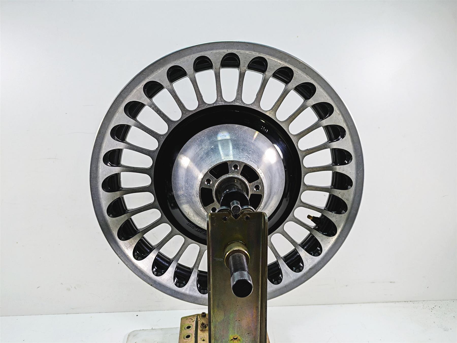 2009 Harley Touring FLHTCU Electra Glide Straight 17x3 Cast Front Wheel 43300161 {{ shop.shopifyCountryName }} - Mototech271