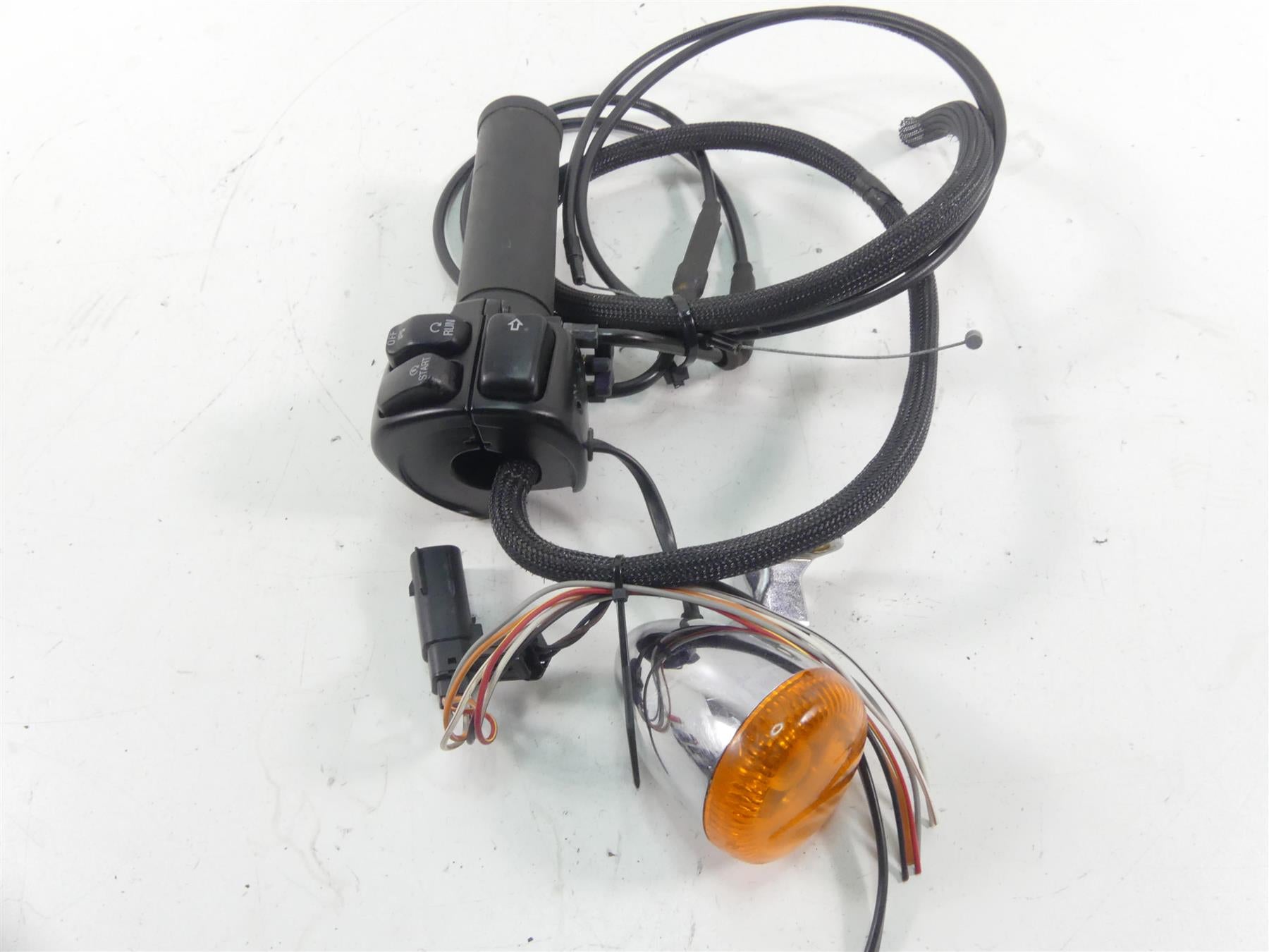 2010 Harley FXDWG Dyna Wide Glide Right Hand Control Switch & Blinker 71684-06A {{ shop.shopifyCountryName }} - Mototech271