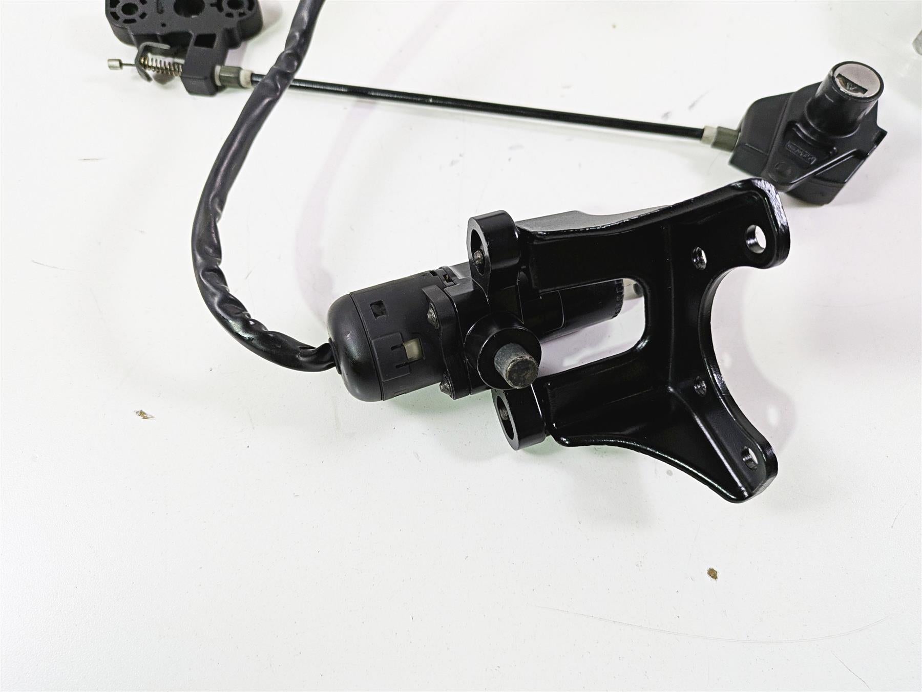 2006 Triumph Rocket 3 Ignition Switch Key Lock Tank Cap Set T2501074 T2502540 {{ shop.shopifyCountryName }} - Mototech271