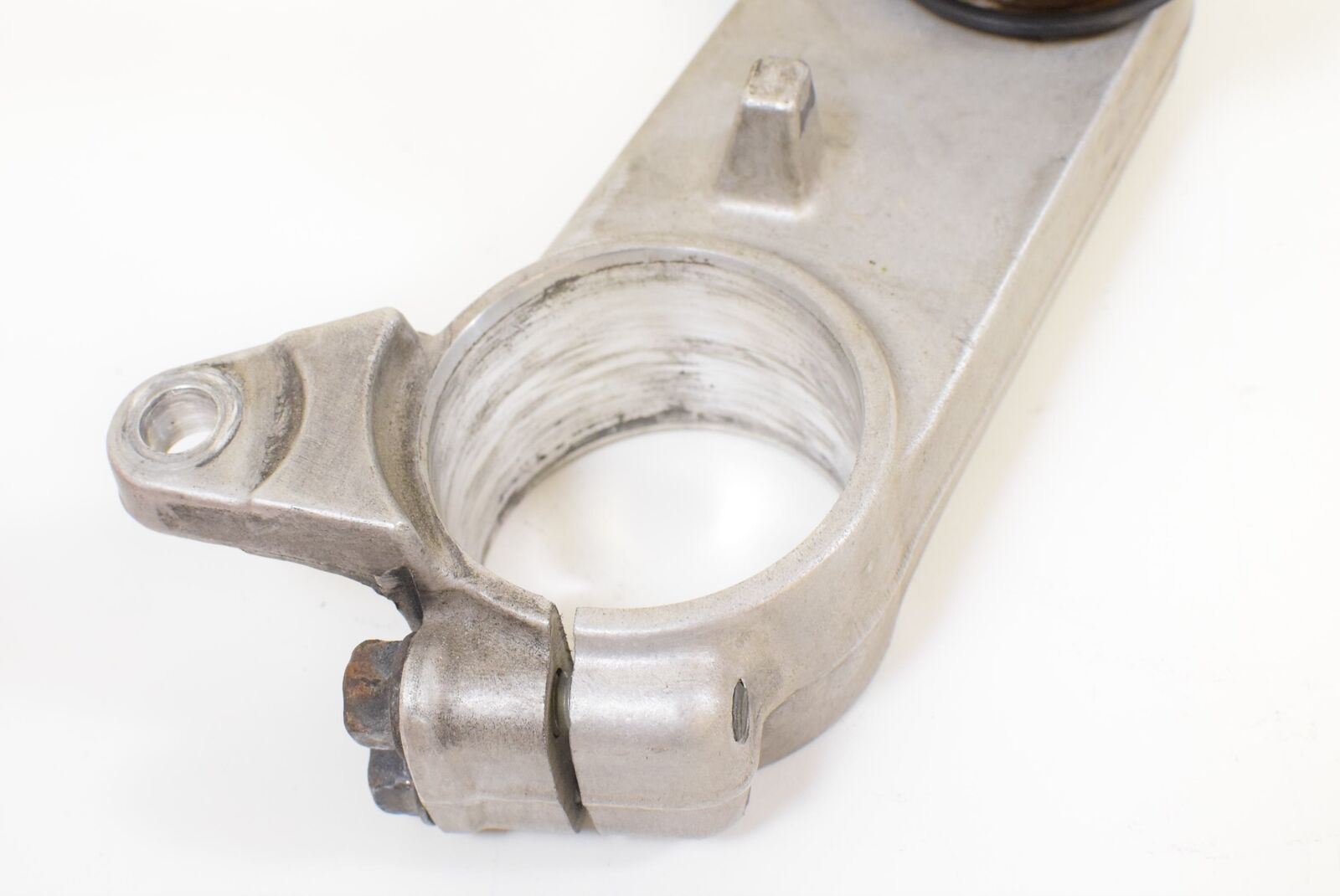 2006 Suzuki GSX1300 R Hayabusa Lower Triple Tree Steering Clamp 51410-24F30 {{ shop.shopifyCountryName }} - Mototech271