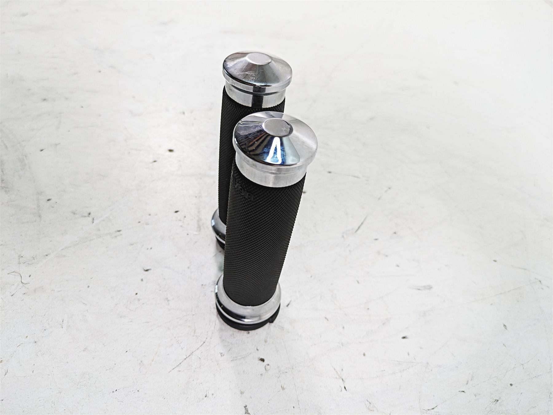 2010 Harley Touring FLHTCU Electra Glide Nice Avon Hand Grip Set CC-85-CH-FLY {{ shop.shopifyCountryName }} - Mototech271