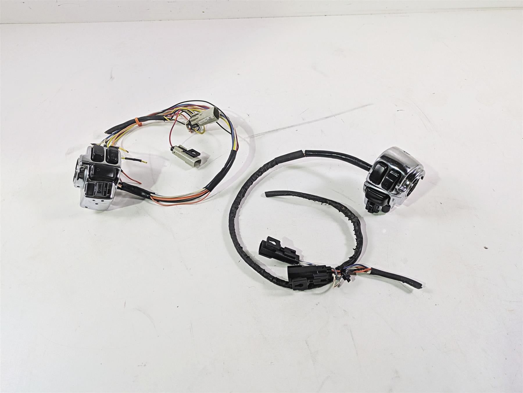 2007 Harley Touring FLHRSE CVO Road King Chrome Hand Control Switch Set 71682-06
