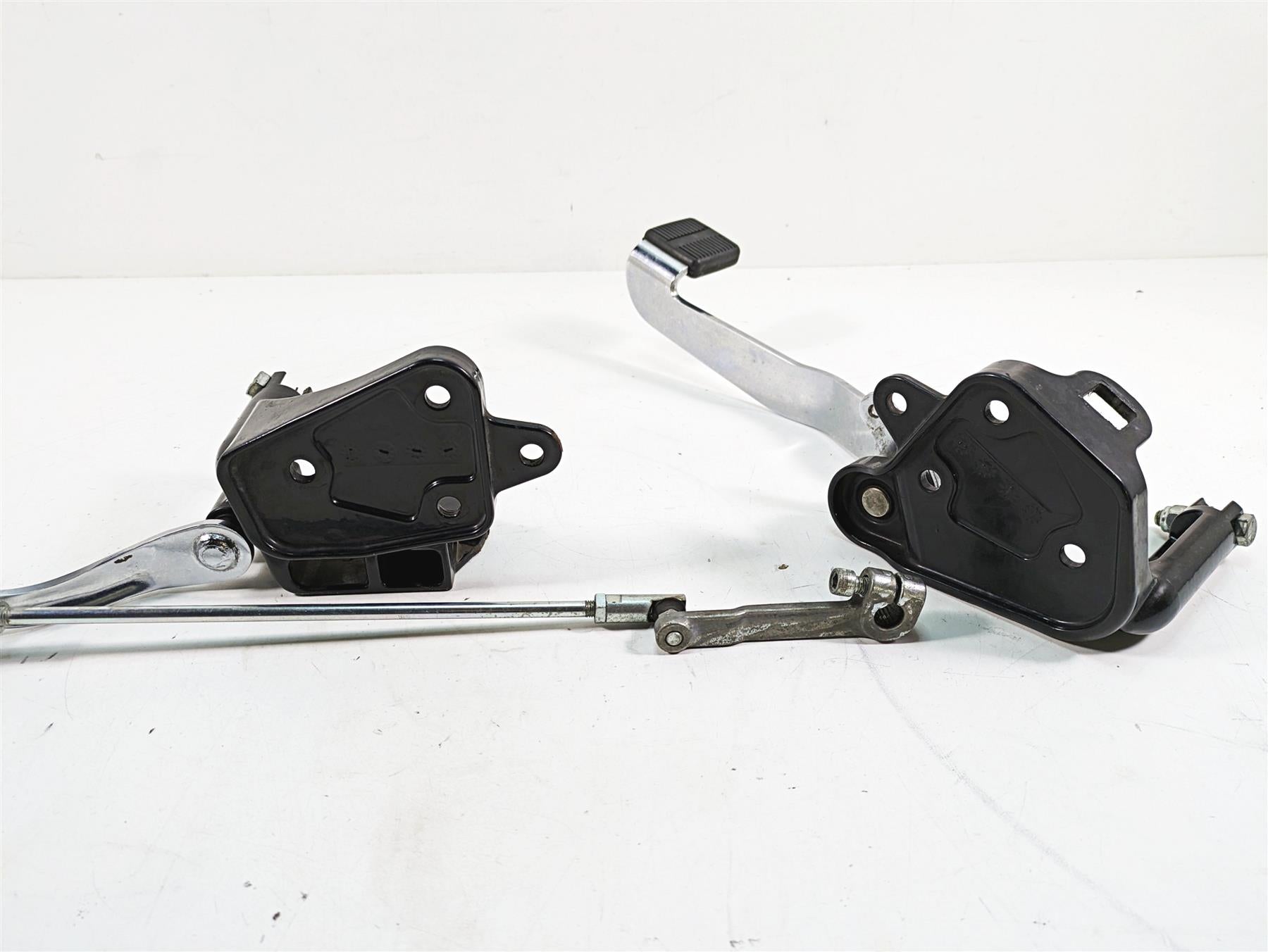2006 Harley Softail FXSTSI Springer Left Right Footpeg Mount Brake Ped 33683-00 {{ shop.shopifyCountryName }} - Mototech271