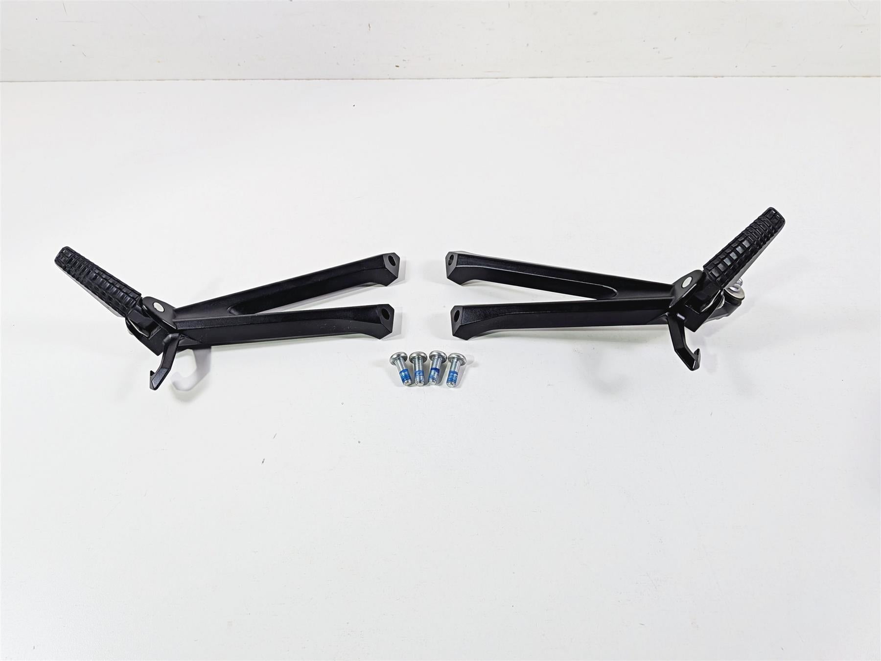 2024 Suzuki GSXR600 Passenger Footpeg Foot Peg Rest Set 43600-14J30 43700-14J30 {{ shop.shopifyCountryName }} - Mototech271