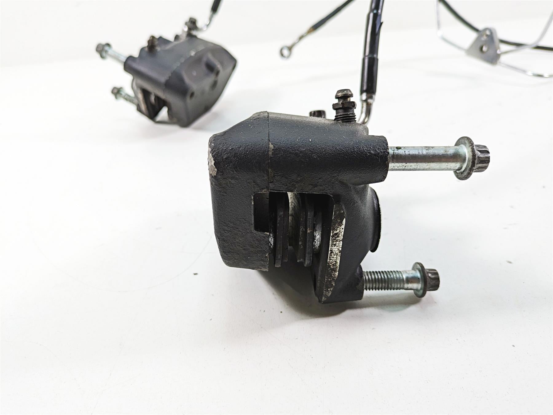 2005 Harley Touring FLHTCUI Electra Glide Front Brake Caliper Set 44046-00D {{ shop.shopifyCountryName }} - Mototech271