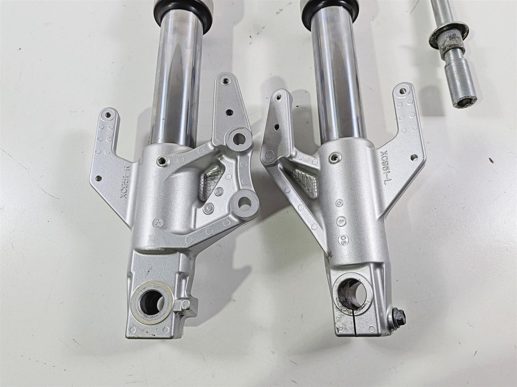 2005 Suzuki VZ800 M50 Boulevard Straight Front Fork Set 51103-39G00 51104-39G00 {{ shop.shopifyCountryName }} - Mototech271