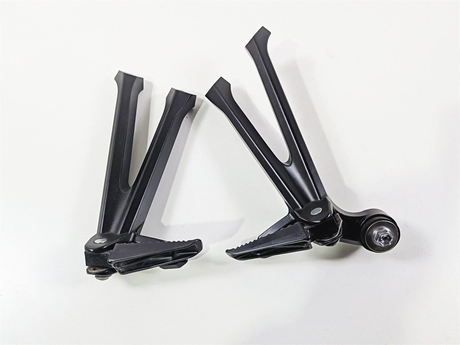 2024 Suzuki GSXR600 Passenger Footpeg Foot Peg Rest Set 43600-14J30 43700-14J30 {{ shop.shopifyCountryName }} - Mototech271