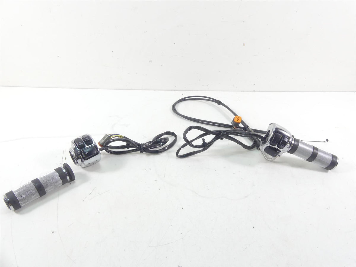 2000 Harley Dyna FXR4 CVO Super Glide Hand Control Switch Grip Set 71682-06 {{ shop.shopifyCountryName }} - Mototech271