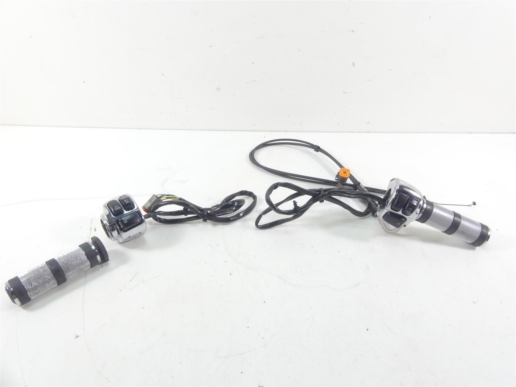 2000 Harley Dyna FXR4 CVO Super Glide Hand Control Switch Grip Set 71682-06 {{ shop.shopifyCountryName }} - Mototech271