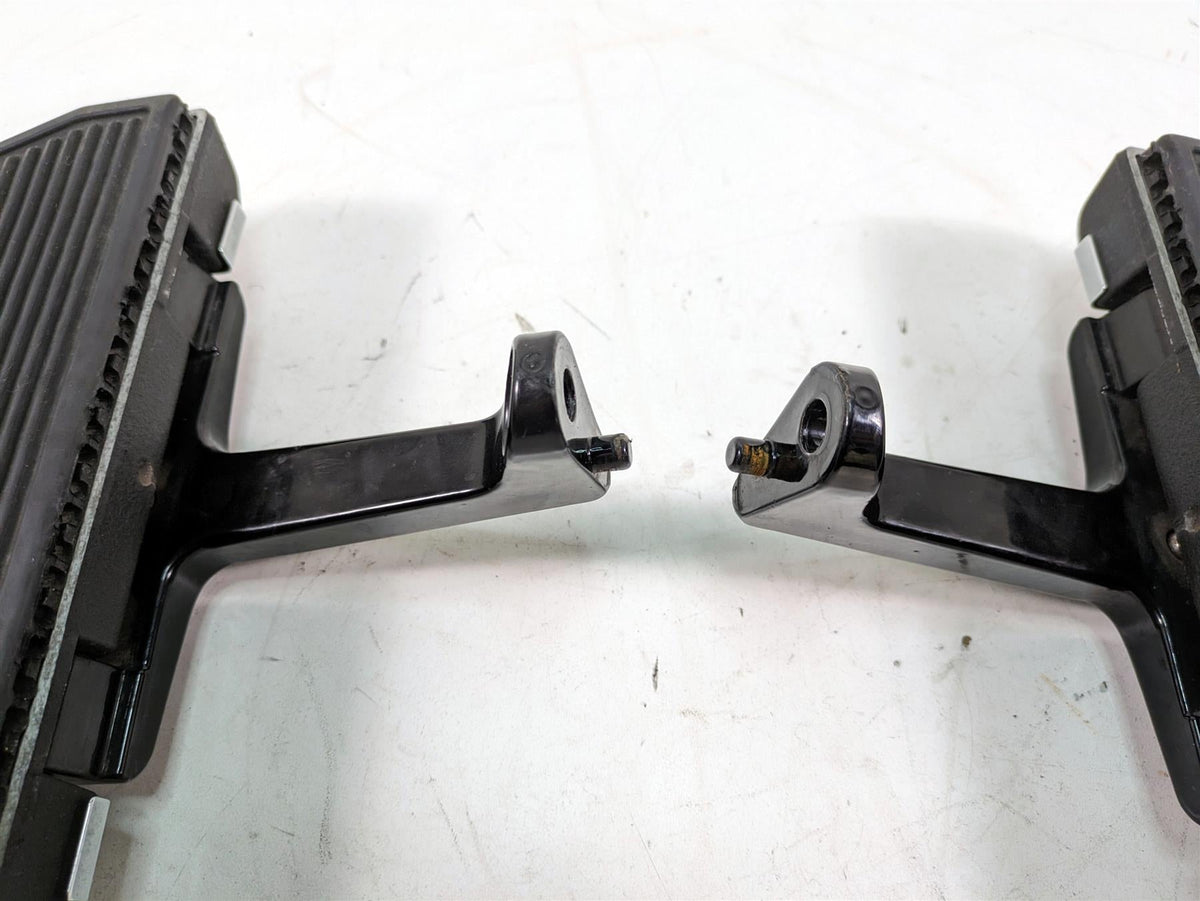 2006 Harley Touring FLHTCUI Electra Glide Passenger Floor Board Set 52719-93B {{ shop.shopifyCountryName }} - Mototech271