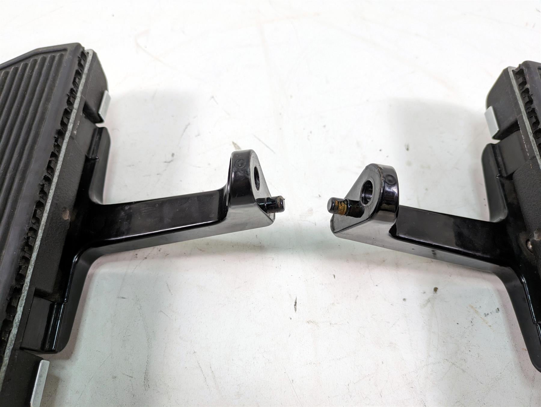 2006 Harley Touring FLHTCUI Electra Glide Passenger Floor Board Set 52719-93B {{ shop.shopifyCountryName }} - Mototech271