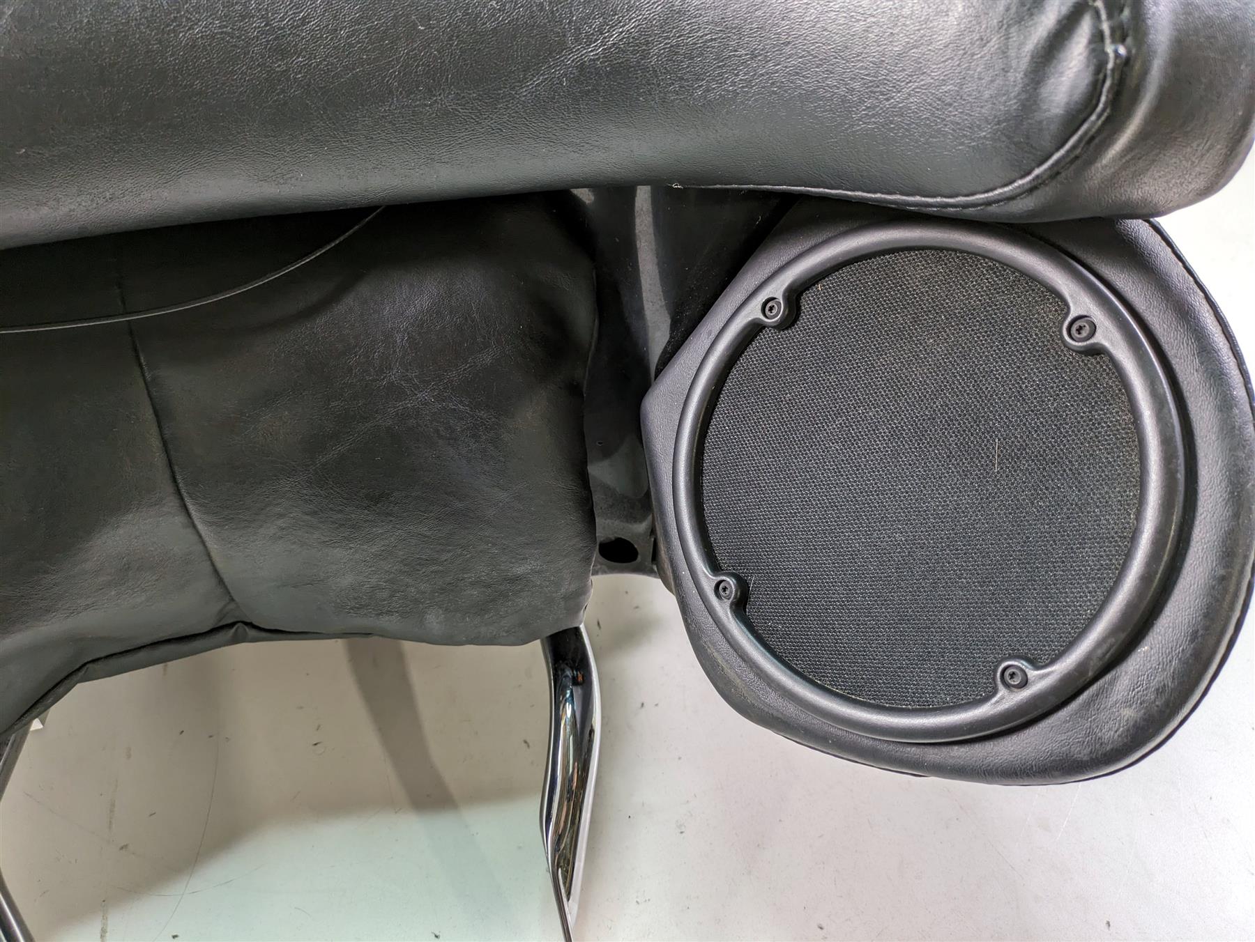 2006 Harley Touring FLHTCUI Electra Glide Vivid Black Silv Stripe Trunk 53128-06 {{ shop.shopifyCountryName }} - Mototech271