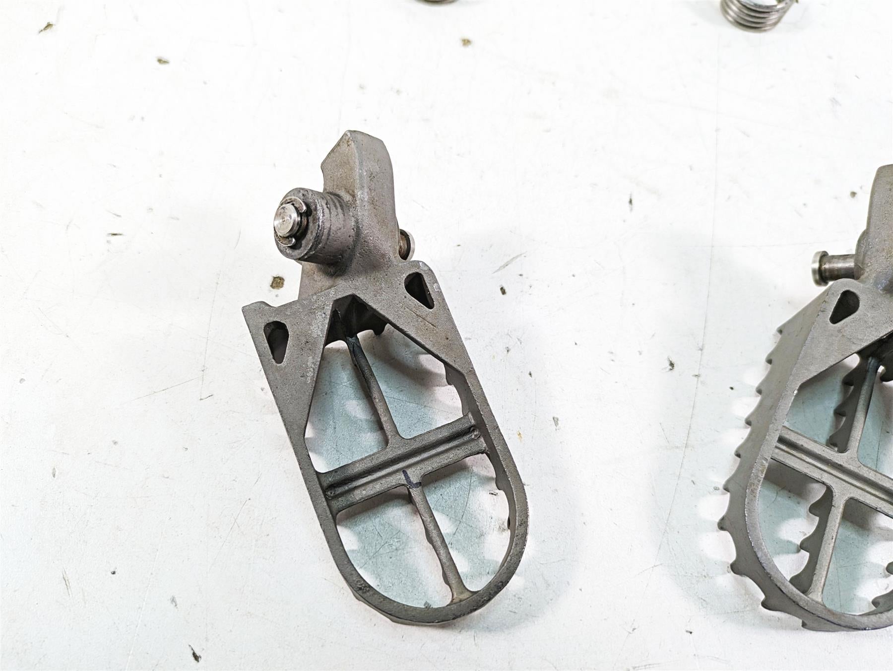 2007 BMW R1200GS K255 Adv Front Footpeg Foot Peg Rest Set 46717694557 {{ shop.shopifyCountryName }} - Mototech271