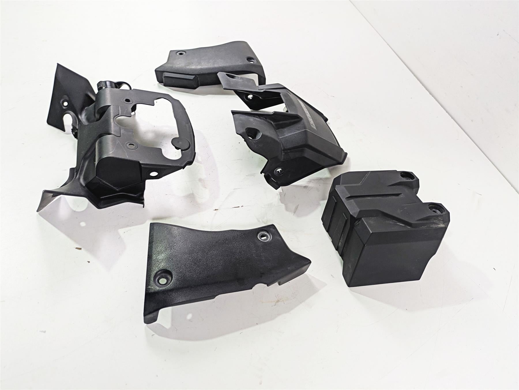 2020 Suzuki V-Strom 1050 XT Plastic Infill Cover Set 43585-31J0 18576-06L00 {{ shop.shopifyCountryName }} - Mototech271
