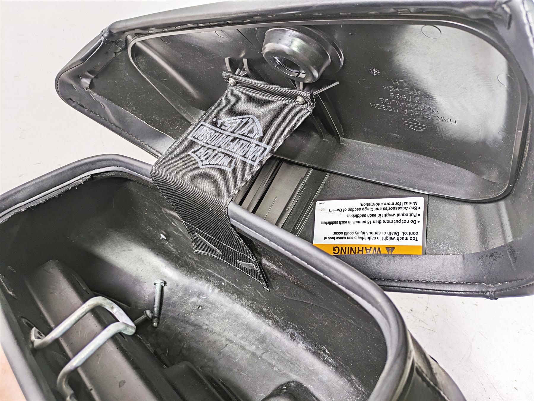 2019 Harley FLHCS Softail Heritage Left Saddle Bag Saddlebag - Read 90201437 {{ shop.shopifyCountryName }} - Mototech271