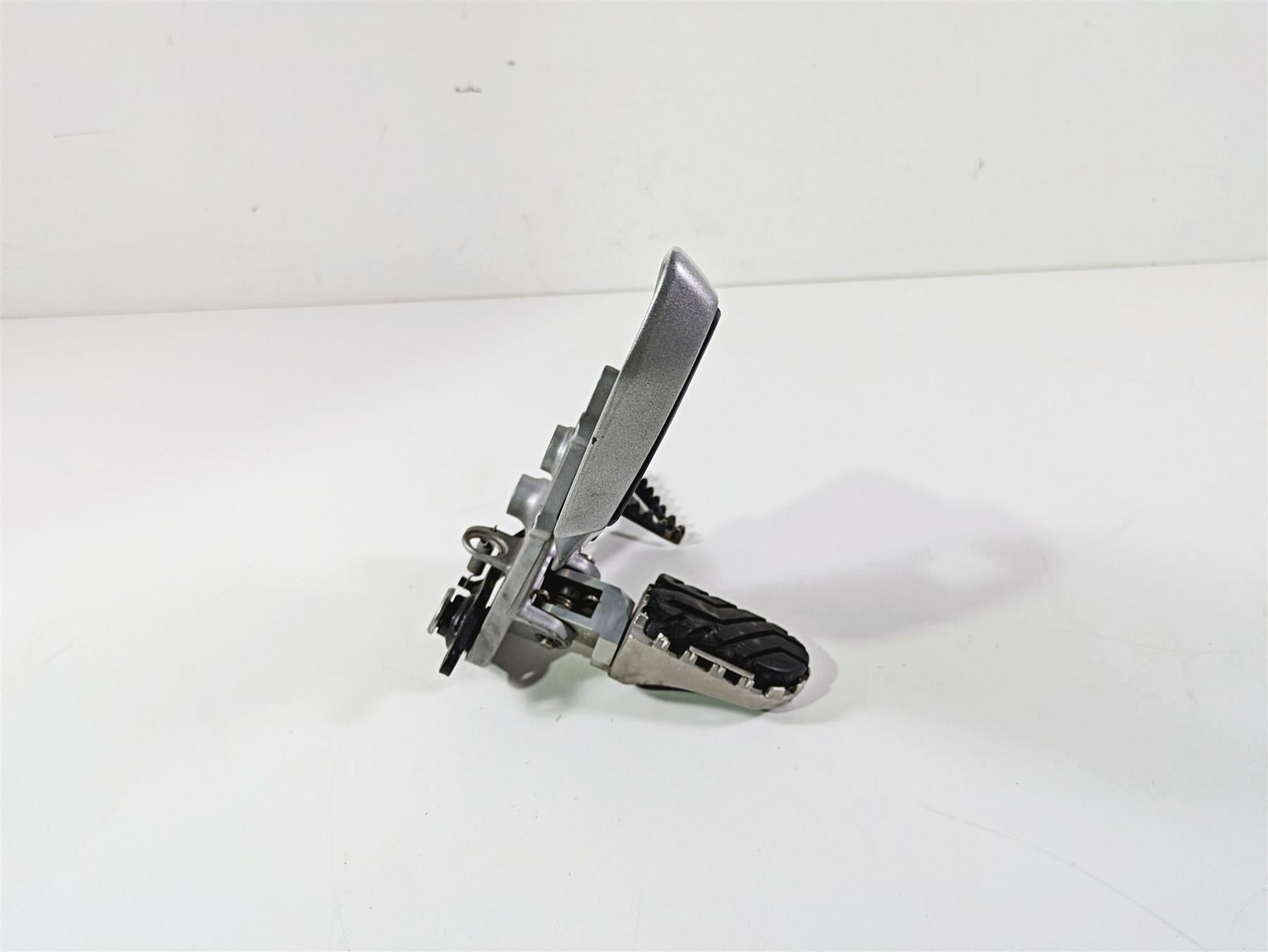 2015 Triumph Tiger Explorer XC Right Front Footpeg & Brake Pedal - Read T2080788 {{ shop.shopifyCountryName }} - Mototech271