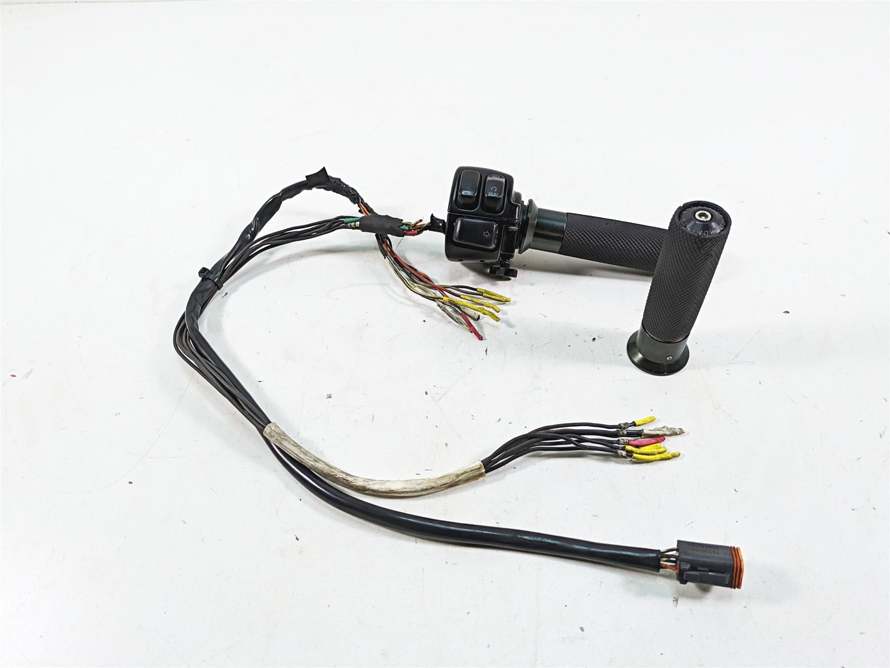 2005 Harley Dyna FXDL Low Rider Right Hand Control Switch - Read 71684-06A {{ shop.shopifyCountryName }} - Mototech271