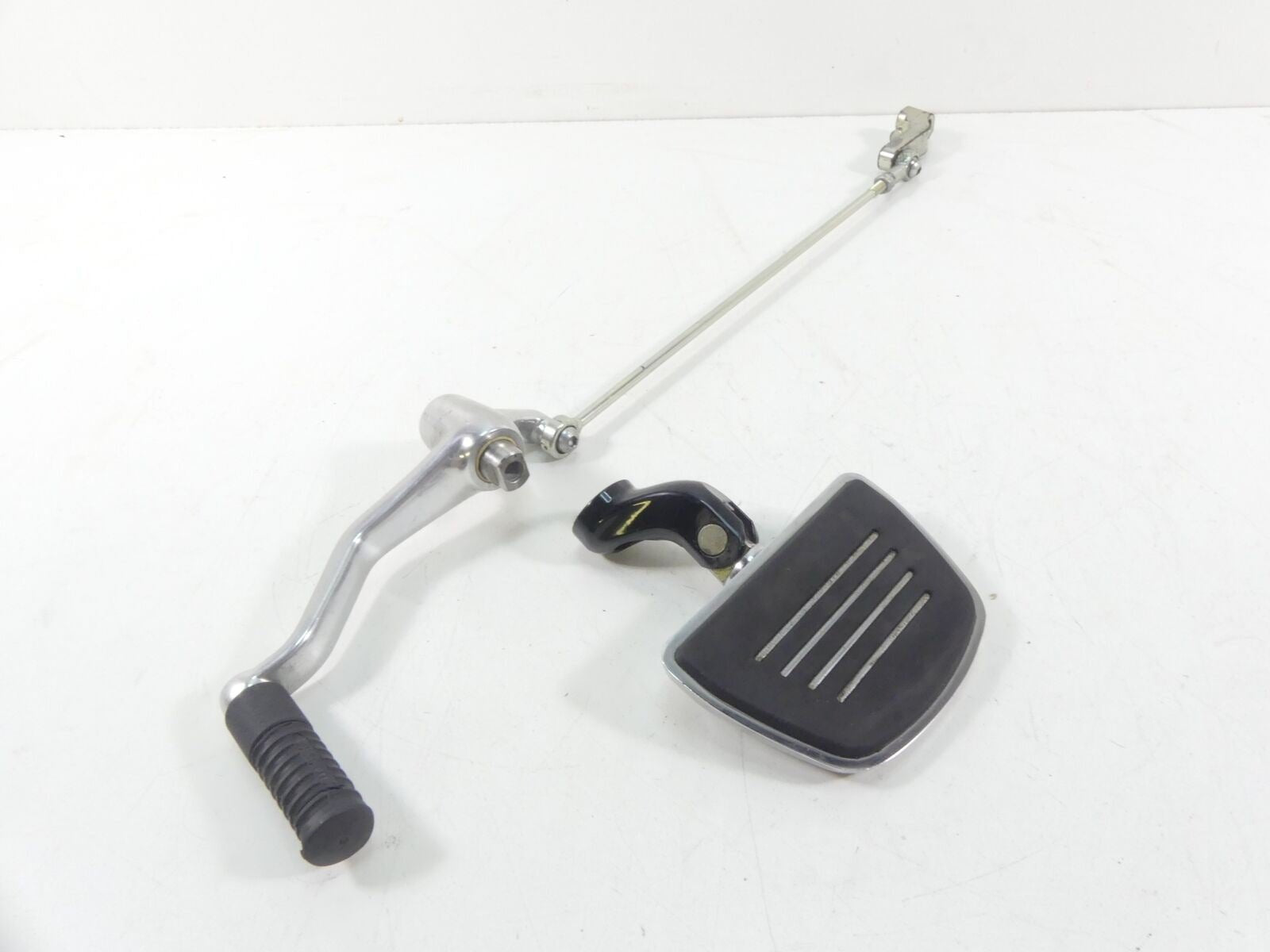 2015 Harley VRSCF Muscle V-Rod Left Front Footboard Peg & Shifter - Read 33135-0 {{ shop.shopifyCountryName }} - Mototech271