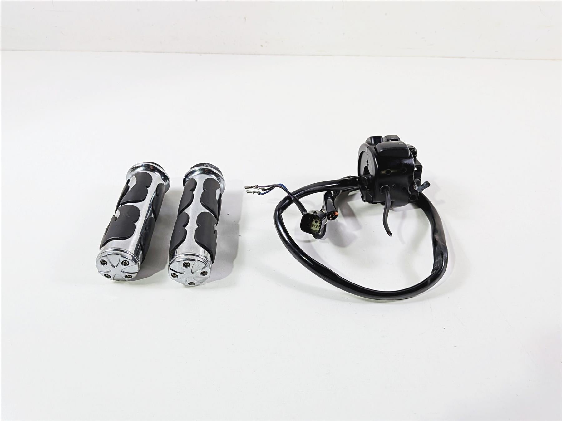2009 Harley FXCWC Softail Rocker Right Hand Control Switch + Grips 71684-06A {{ shop.shopifyCountryName }} - Mototech271
