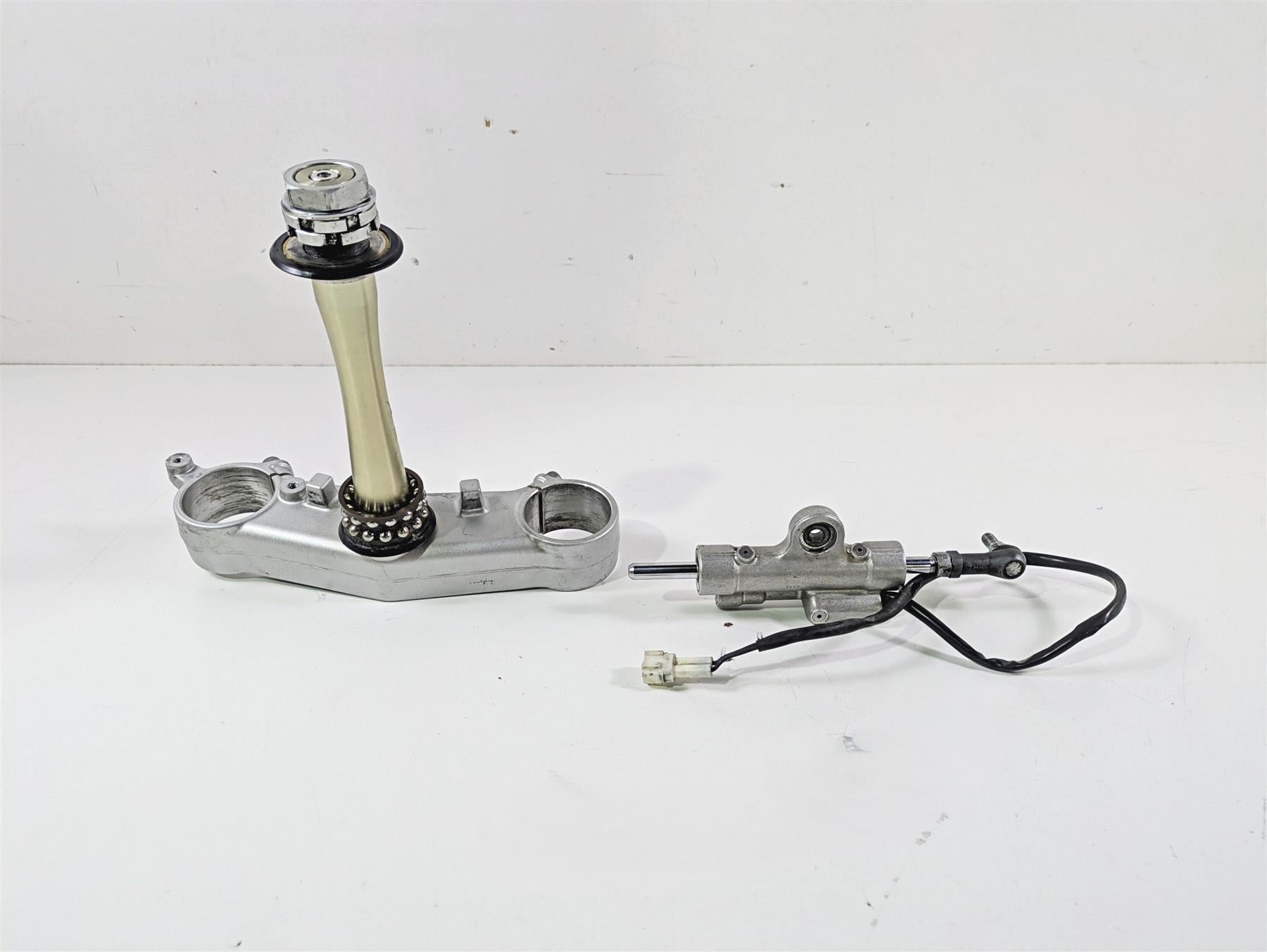 2014 Yamaha YZFR1 R1 RN22 Lower Triple Tree & Steering Damper 14B-23340-00-00 {{ shop.shopifyCountryName }} - Mototech271