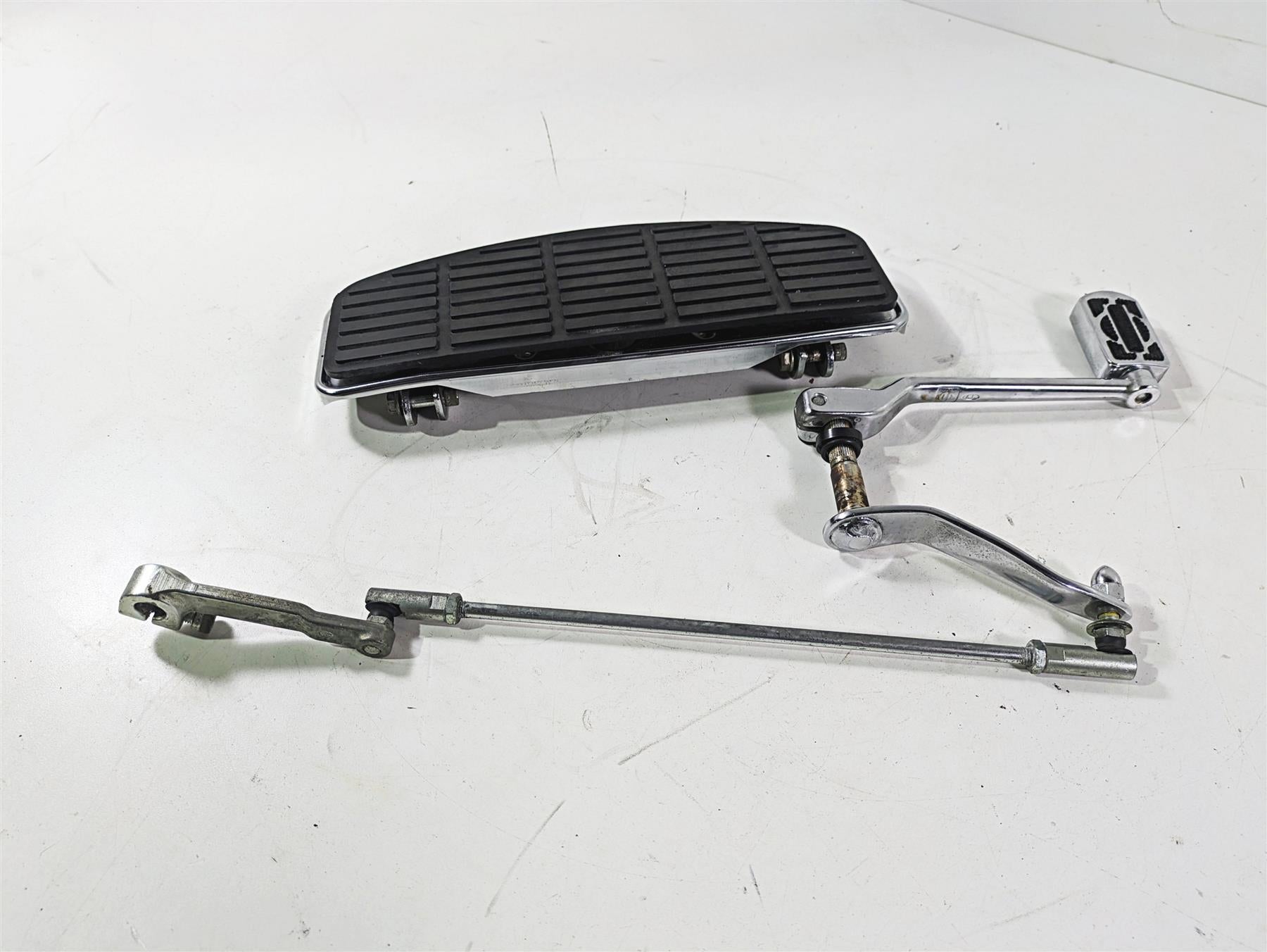 2003 Harley FLSTC Softail Heritage 100th Front Left Floorboard Shifter 33895-82 {{ shop.shopifyCountryName }} - Mototech271