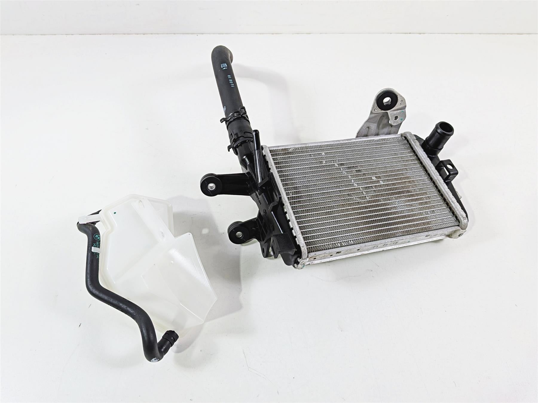 2019 BMW R1250GS K50 Left Radiator & Reservoir Set 17118546408 {{ shop.shopifyCountryName }} - Mototech271