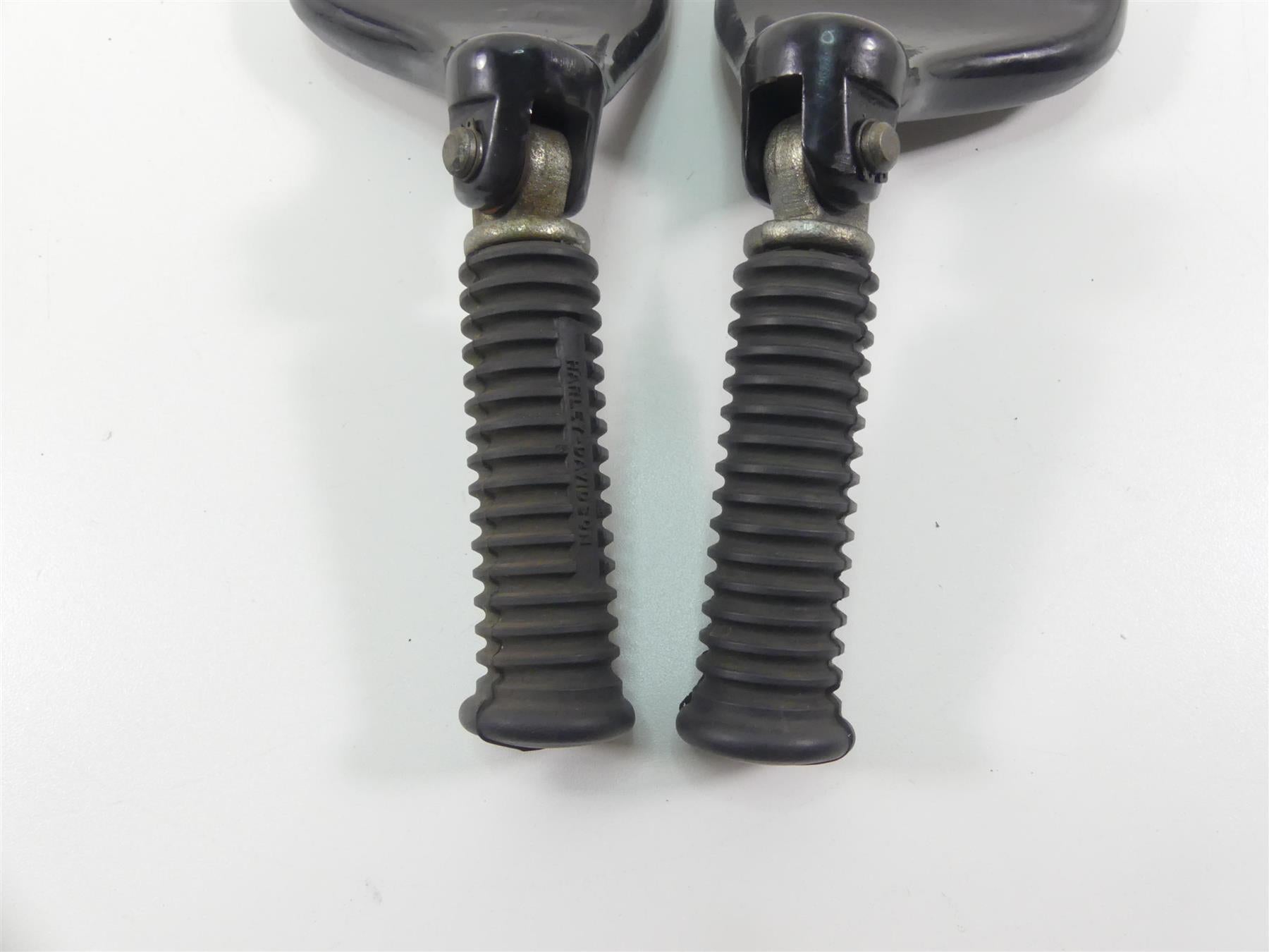 2006 Harley Sportster XL1200 Custom Rear Passenger Foot Peg Rest Set 49314-04 {{ shop.shopifyCountryName }} - Mototech271