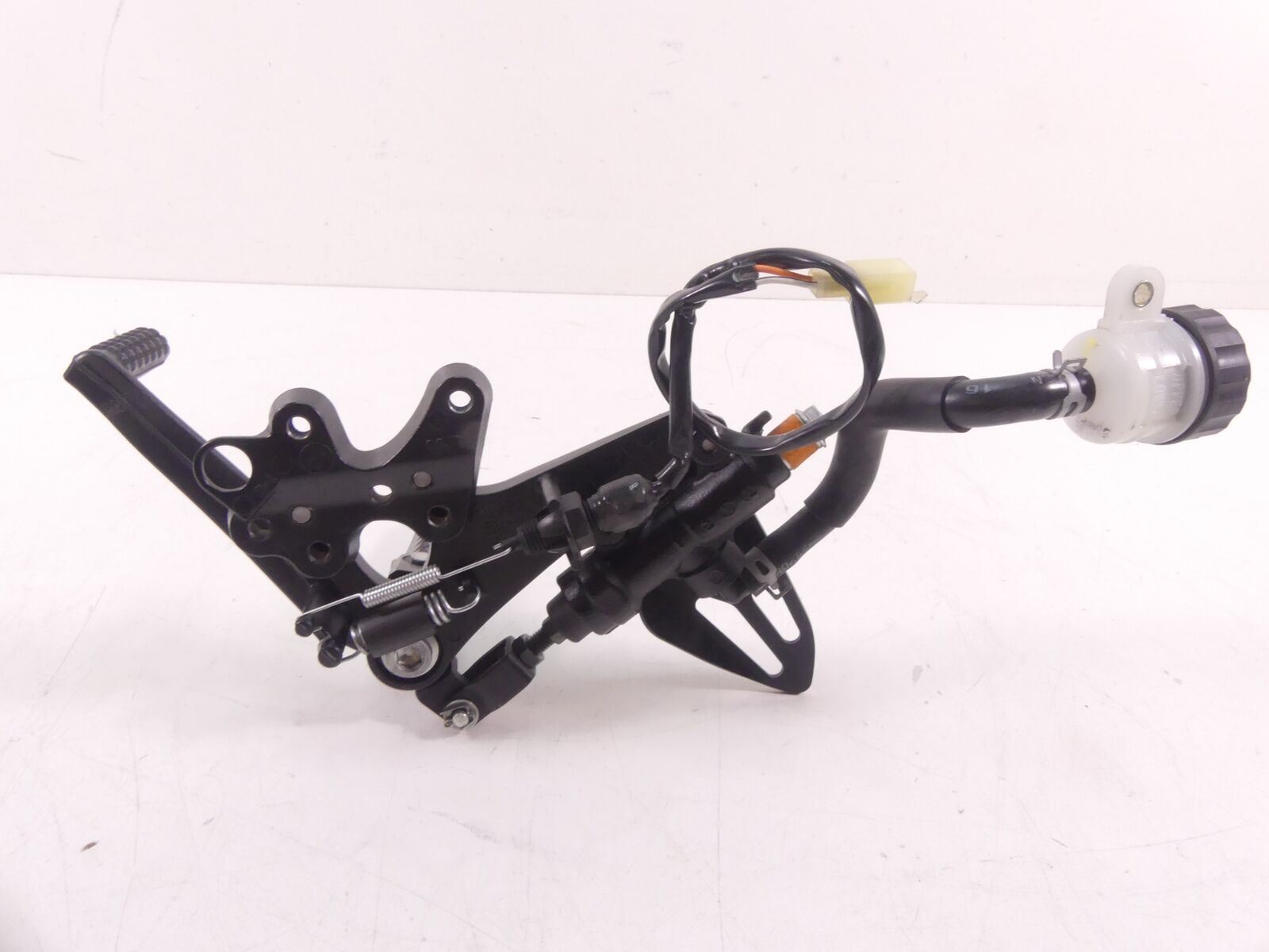 2018 Suzuki GSXR750 Right Front Driver Footpeg Brake Pedal Set 43511-14J10 {{ shop.shopifyCountryName }} - Mototech271