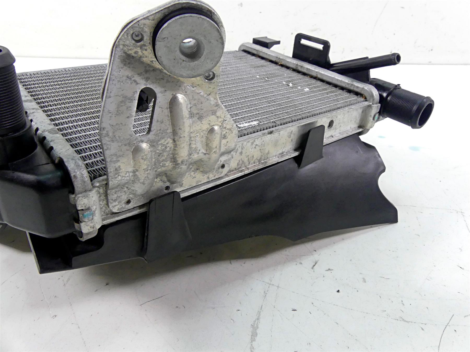 2015 BMW R1200GS GSW K50 Left Radiator + Cover 17118546408 {{ shop.shopifyCountryName }} - Mototech271