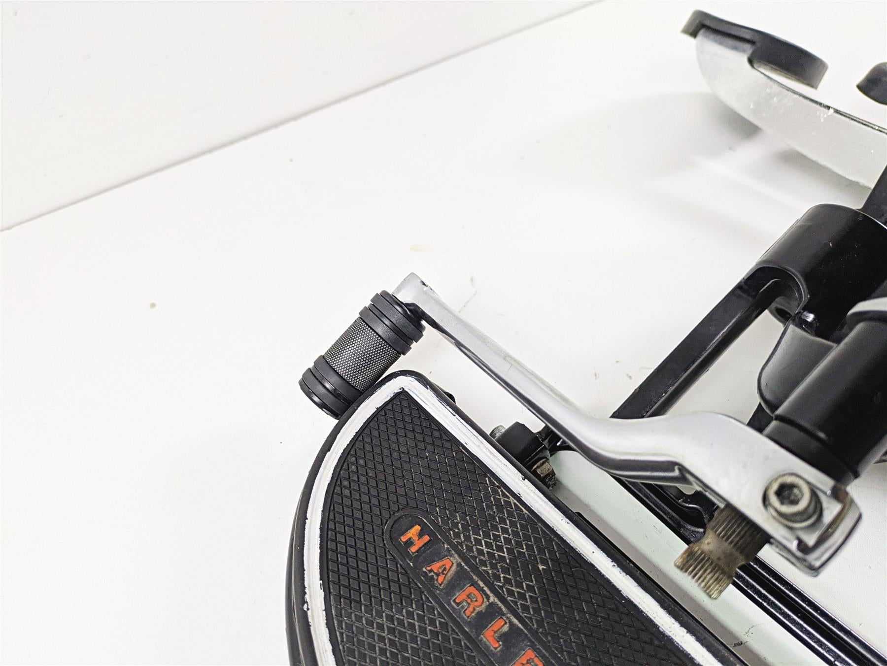 2014 Harley FLS Softail Slim Front Floorboard + Brake Pedal Shifter Set 42431-11 {{ shop.shopifyCountryName }} - Mototech271